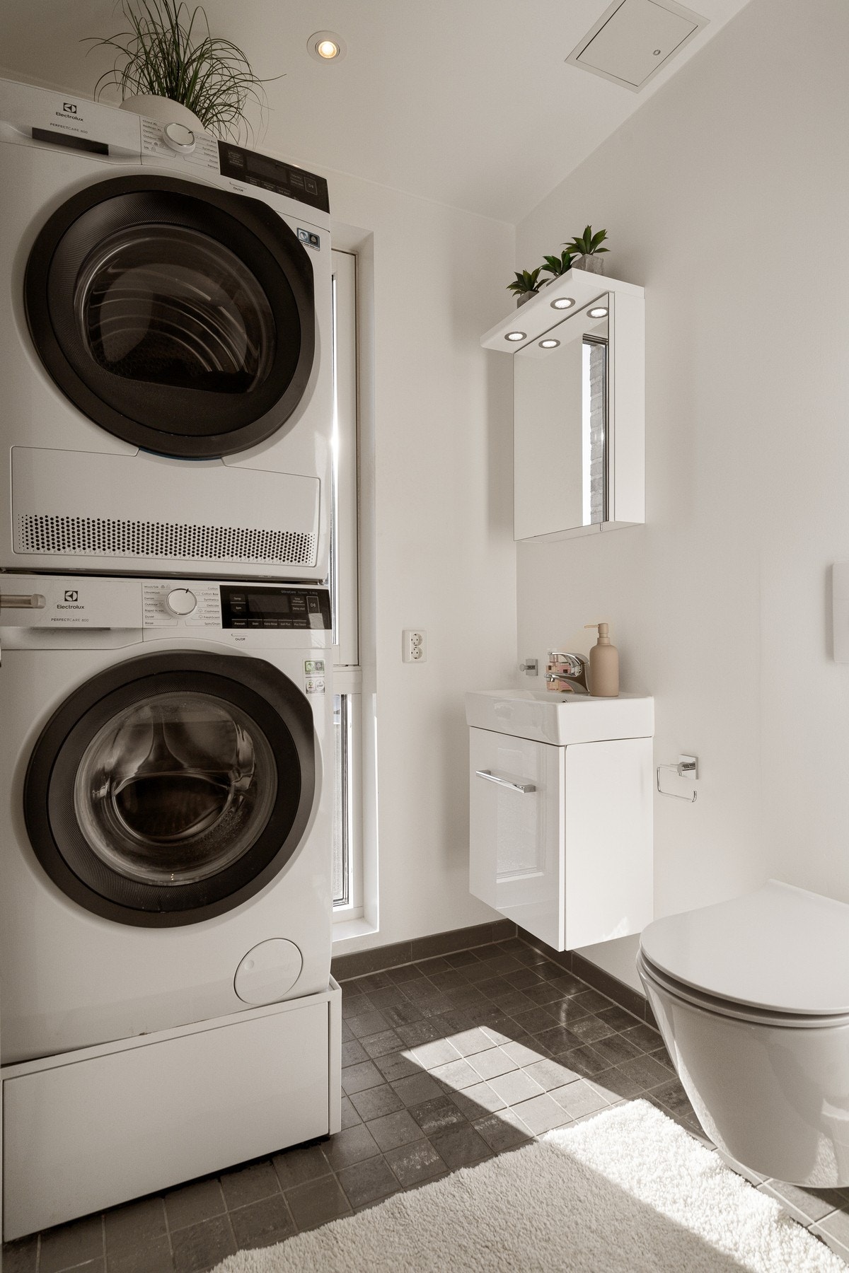 Separat vaskerom/toalettrom. Her er det innredning med nedfelt servant, veggmontert toalett
og opplegg for vaskemaskin. Galleribilde