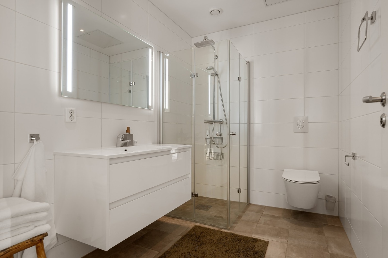 Flislagt og delikat baderom. Galleribilde