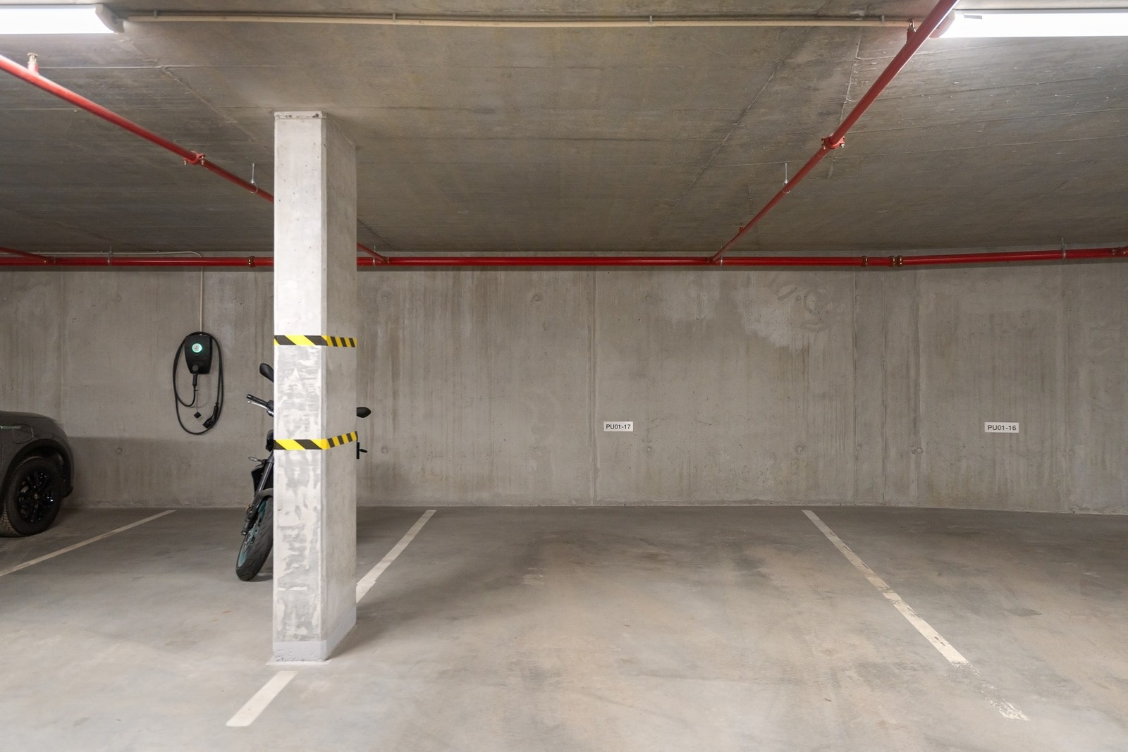 Parkering i garasjekjeller. Galleribilde