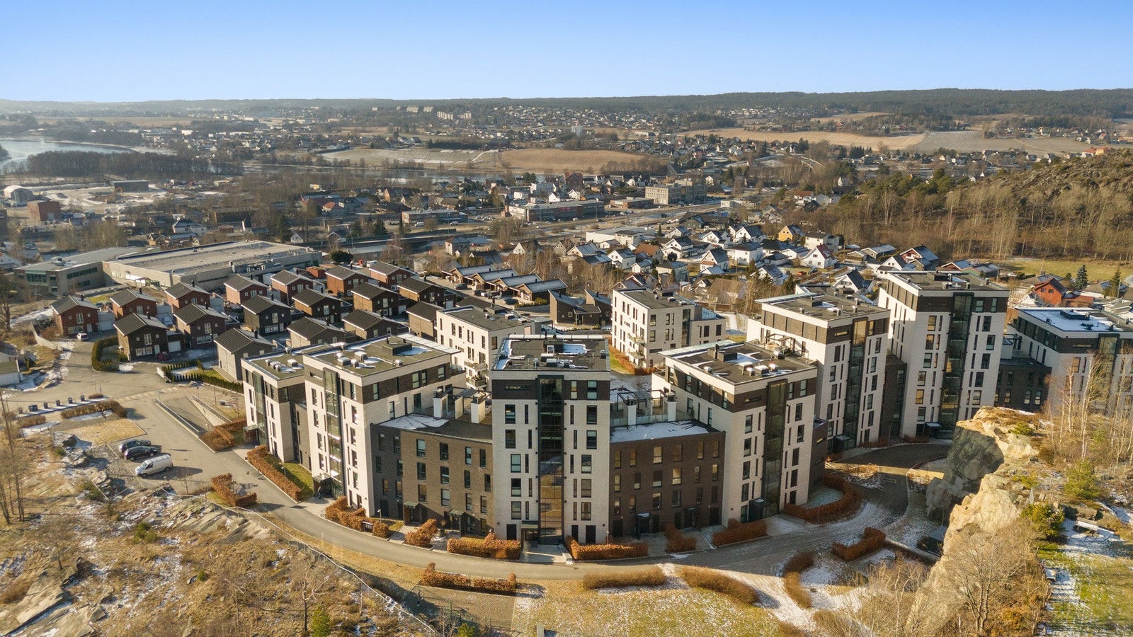 Det er kort kjøreavstand til av- og påkjøring til E6, samt til sentralsykehuset på Kalnes, Inspiria Science Center og Badeland på Grålum. Galleribilde