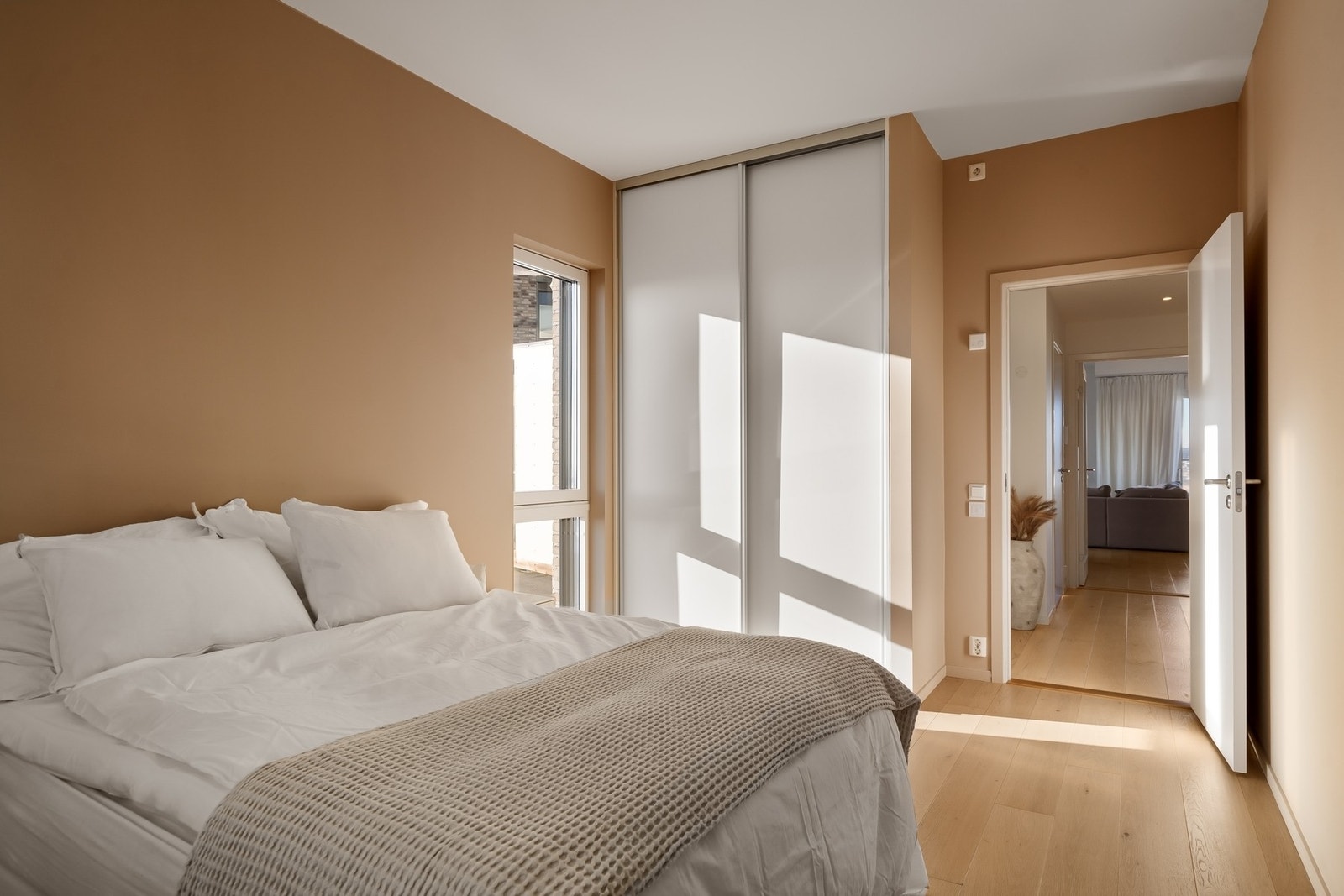 Det er også integrert skyvedørsgarderobe. Galleribilde