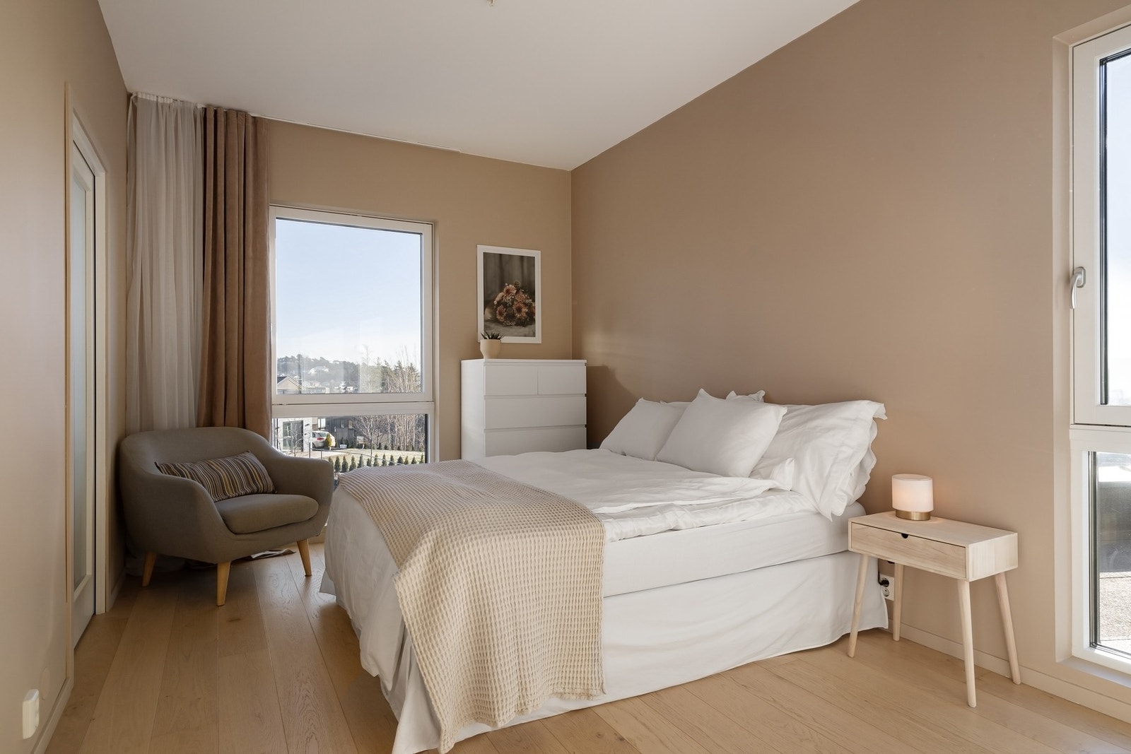 Hovedsoverom tilknyttet walk-in closet. Galleribilde