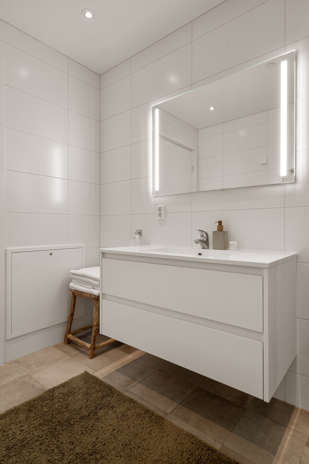 Badet har innredning med nedfelt servant, veggmontert toalett
og dusjvegger/hjørne. Galleribilde