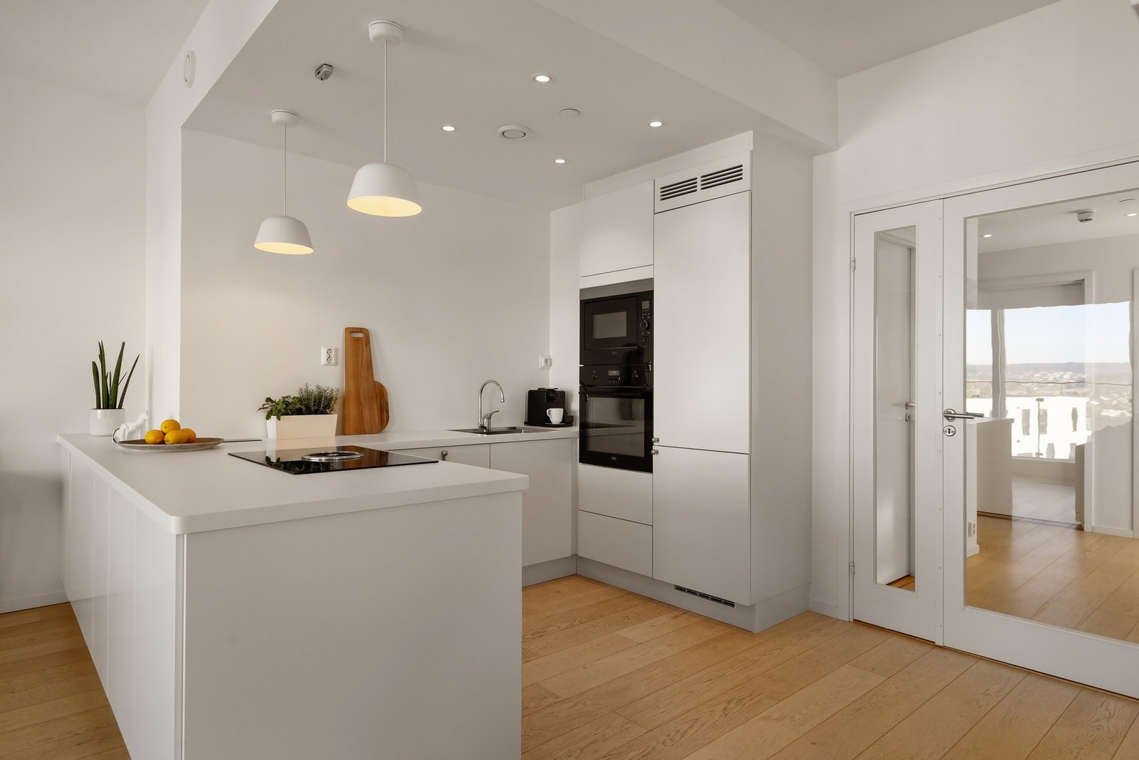 Det er kjøl/fryseskap, oppvaskmaskin, platetopp, micro, stekeovn, vannstoppsystem og komfyrvakt på kjøkkenet. Galleribilde