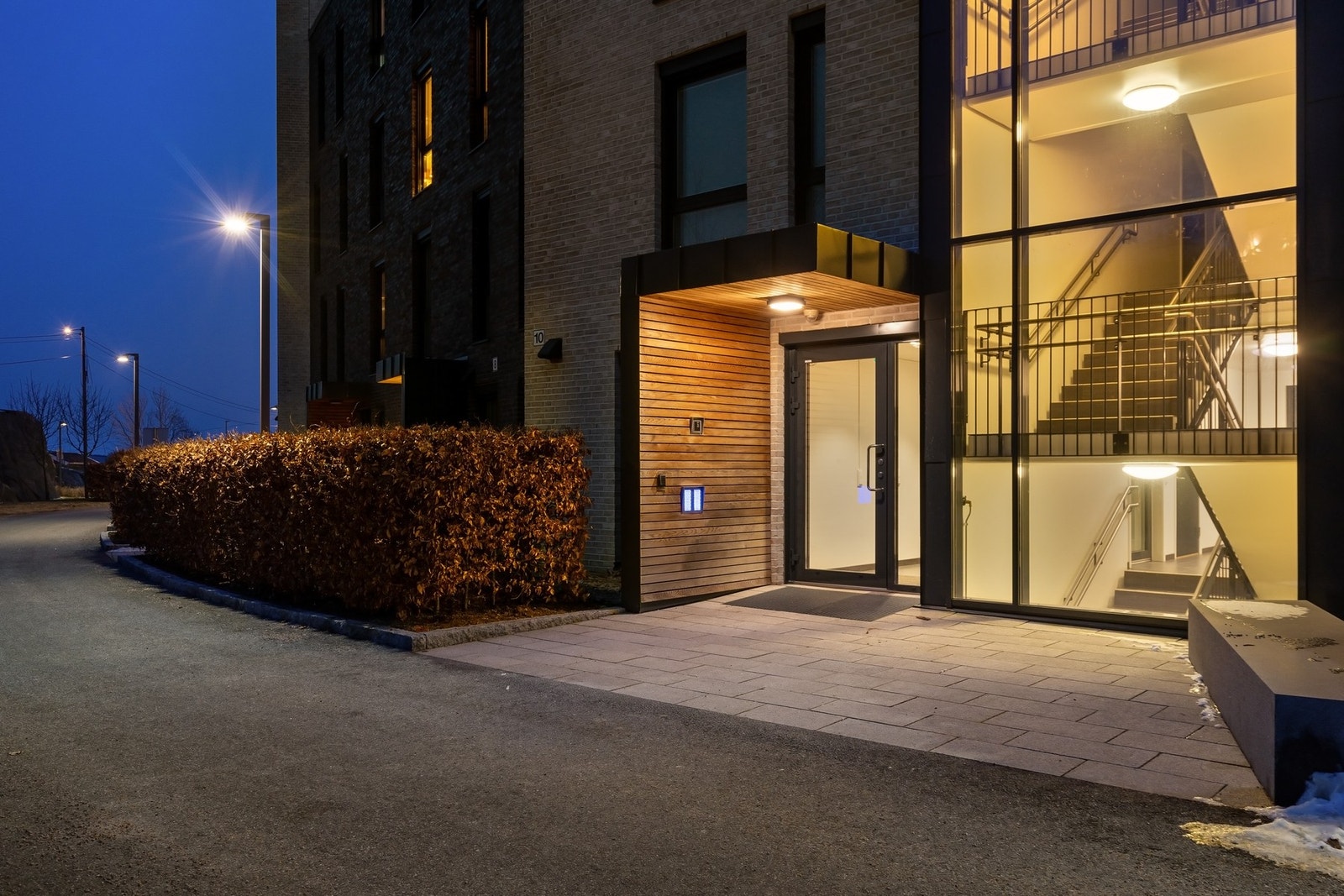 Leiligheten er utstyrt med porttelefon og videomonitor med fjernbetjent åpning av hoveddøren i blokka. Galleribilde