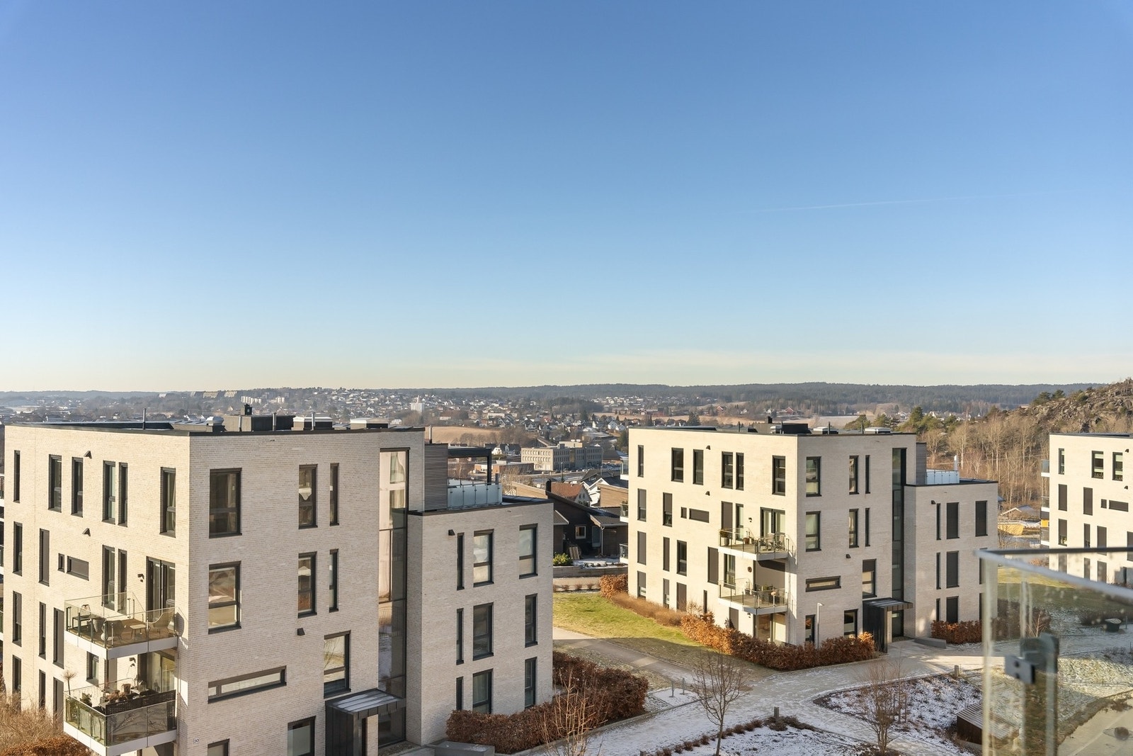Det er barnehager, lekeplass og skoler i nærområdet. Galleribilde