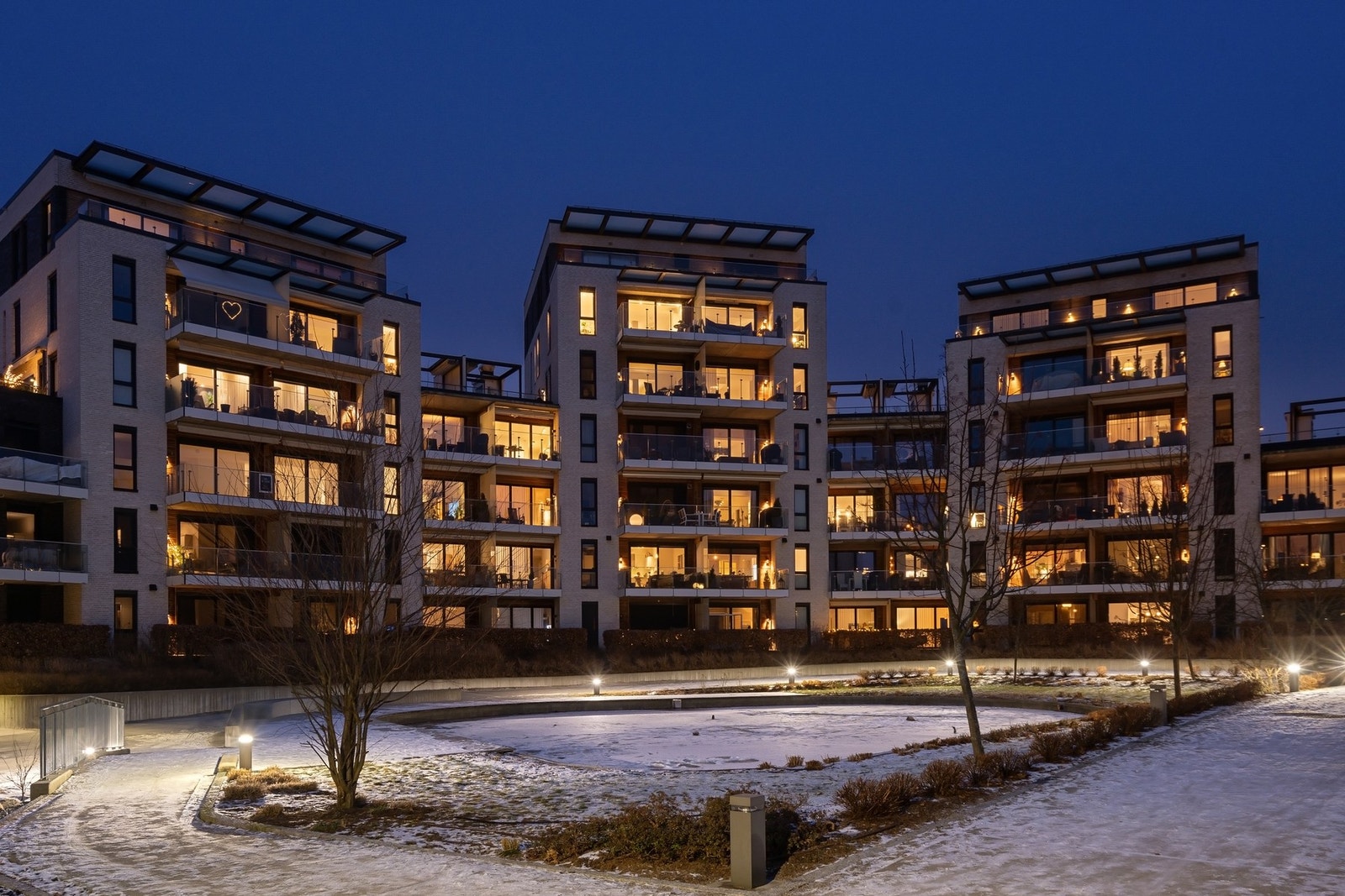 Uteområdene er parkmessig opparbeidet med det store vannspeilet som parkens midtpunkt. Her er det gangstier, flott beplantning og flere sittegrupper. Galleribilde