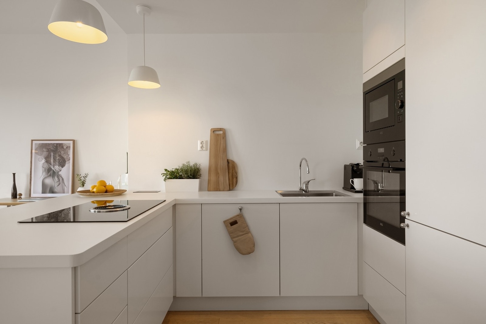 Kjøkkenet har et moderne og stilrent design med førsteklasses materialvalg. Galleribilde