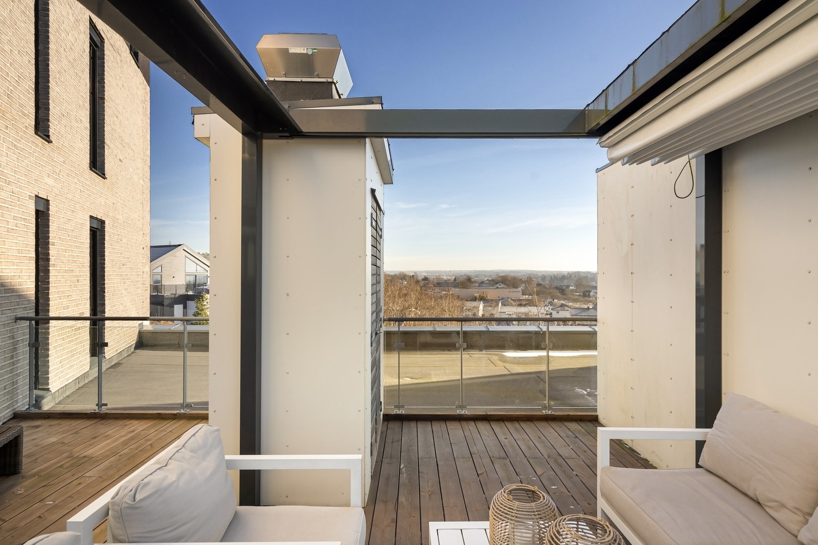 Stor, solrik takterrasse med flott utsikt. Takterrassen er oppført med impregnerte gulvbord og glassrekkverk. Galleribilde