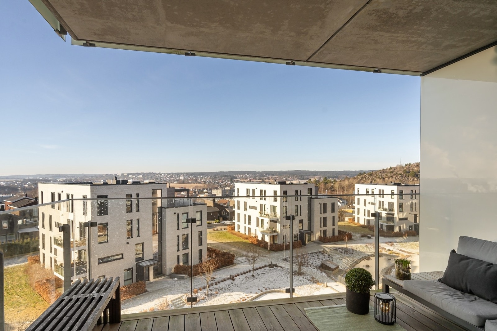 Denne leiligheten kombinerer praktiske løsninger med høy bokvalitet, og beliggenheten gir deg nærhet til alt du trenger. Galleribilde