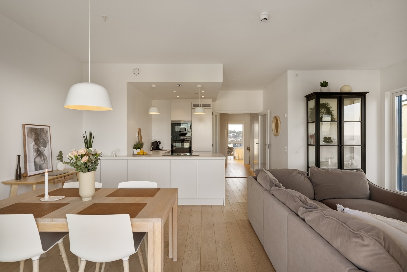 Åpen stue- og kjøkkenløsning med moderne design. Galleribilde