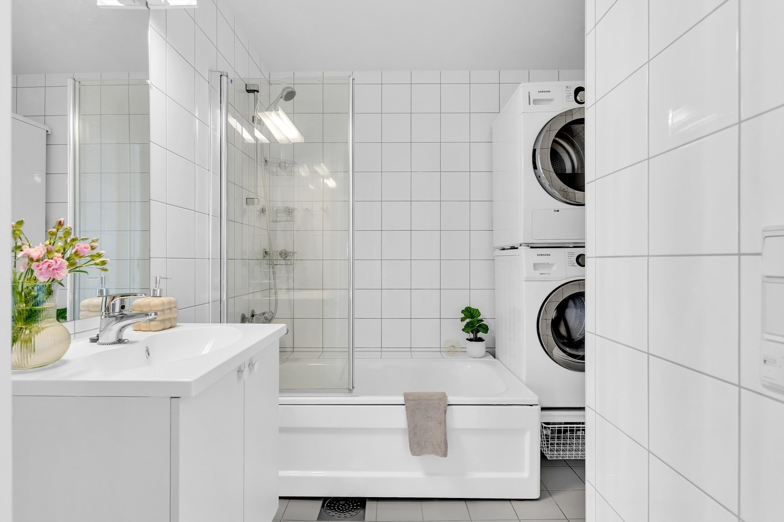 Pent, flislagt baderom med downlights og behagelig gulvvarme. Badet har servantinnredning med underskap, vegghengt speil, badekar med glassvegg og opplegg for vaskemaskin. Galleribilde