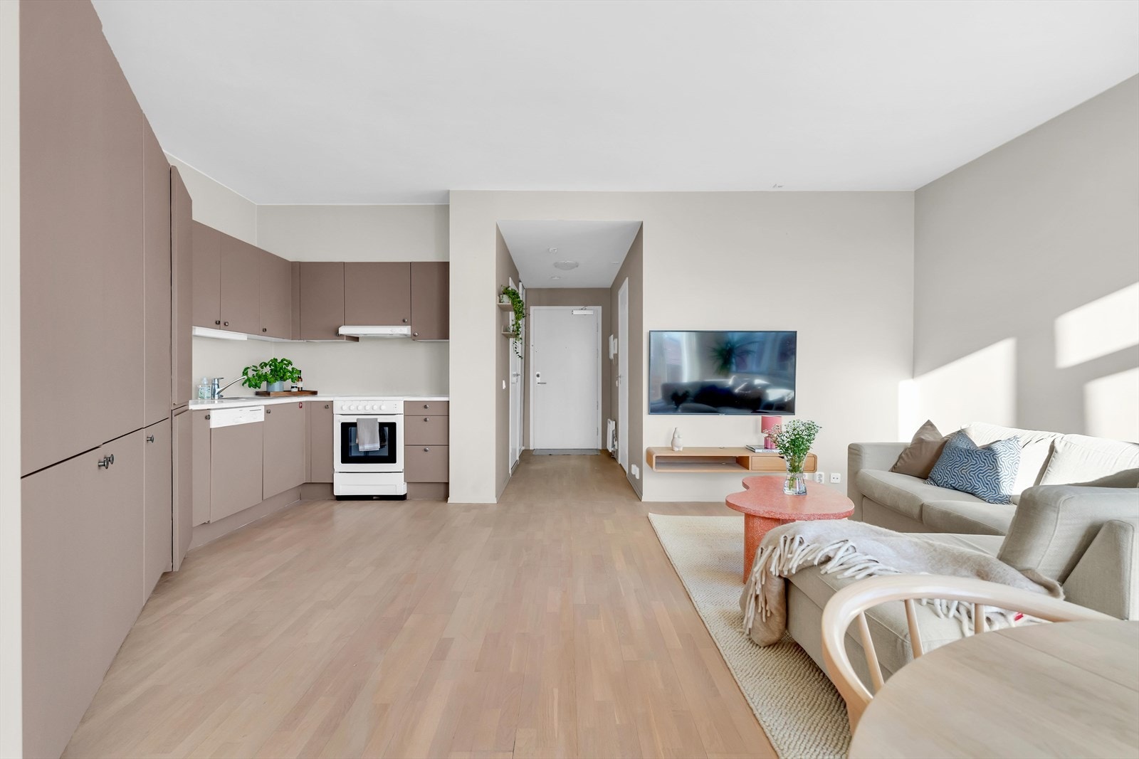 Leiligheten er perfekt for studenten, med gjennomgående planløsning og nærhet til BI og Storo storsenter. Galleribilde