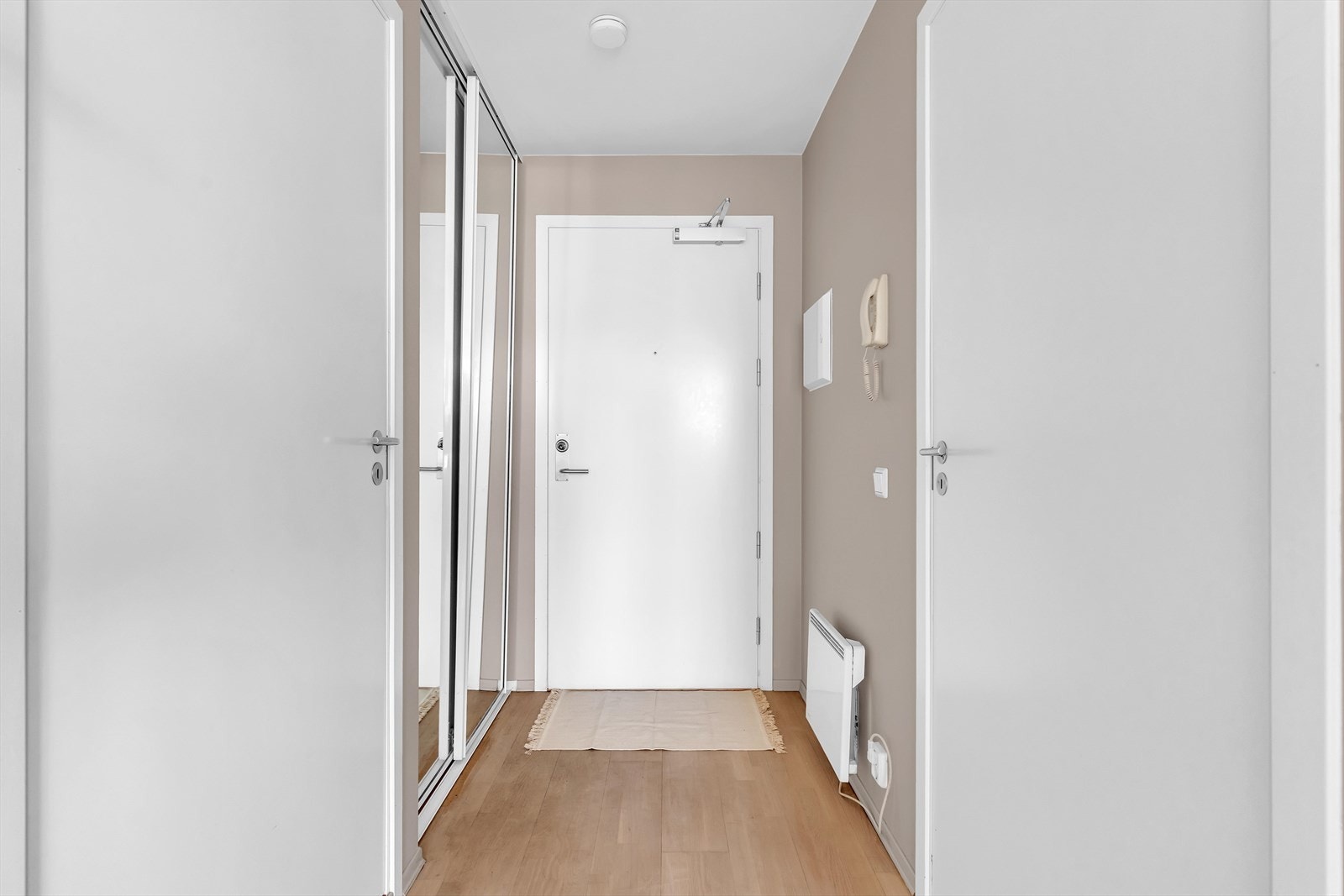 Innbydende entré med skyvedørsgarderobe med speilfronter. Galleribilde