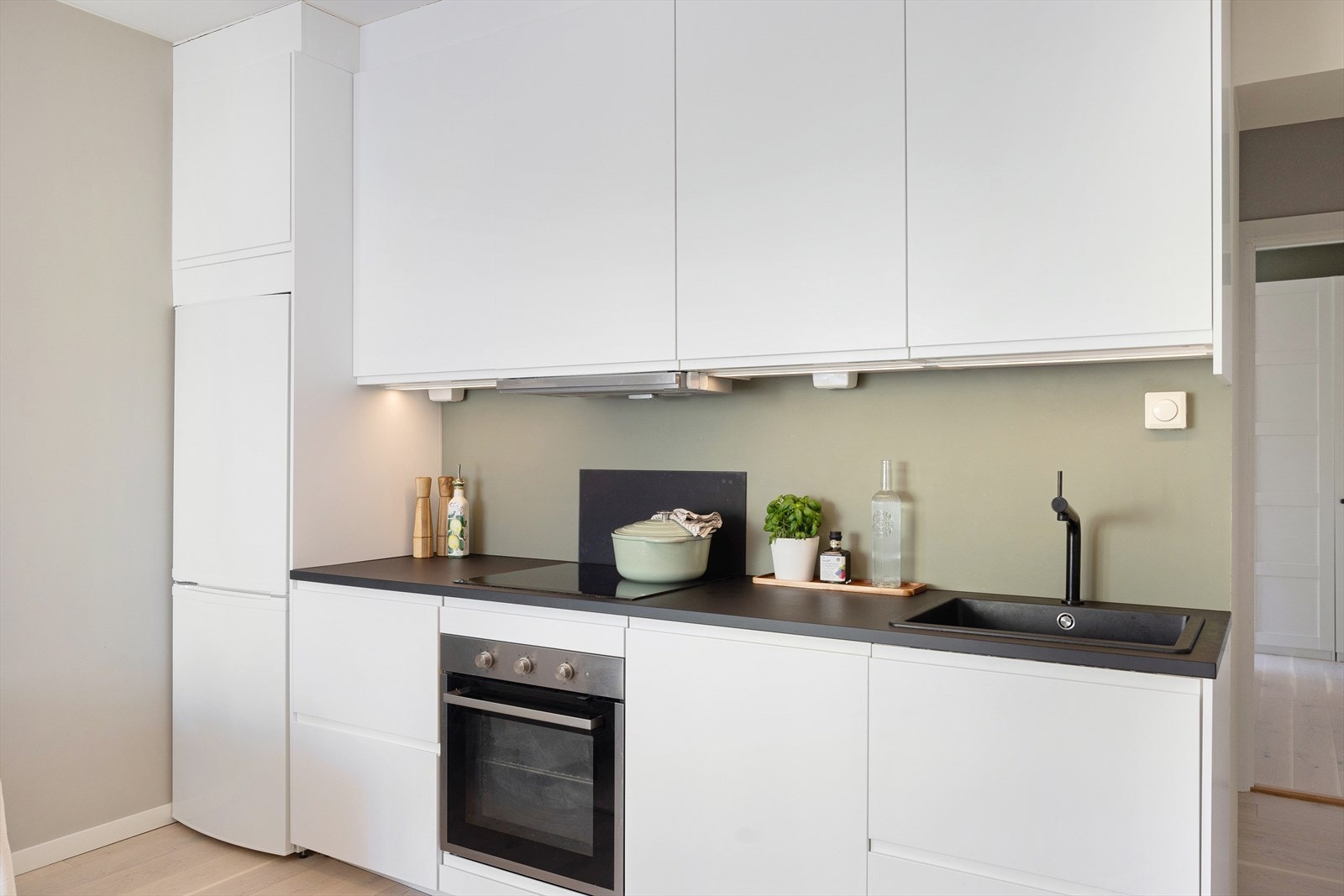 Kjøkkenet er utstyrt med integrert induksjonstopp, stekeovn, oppvaskmaskin og frittstående kjøle-/fryseskap. Galleribilde