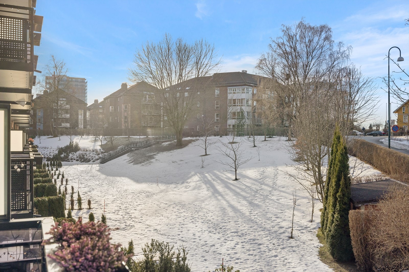 Balkongen vender ut mot rolig område. Galleribilde