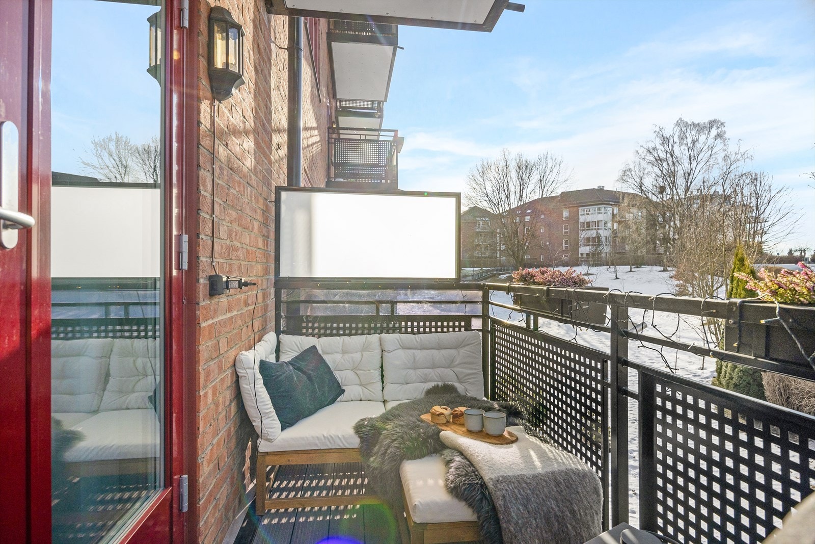 I vår- og sommerhalvåret blir balkongen en naturlig forlengelse av stuen, perfekt for hyggelige stunder med familie og venner. Galleribilde