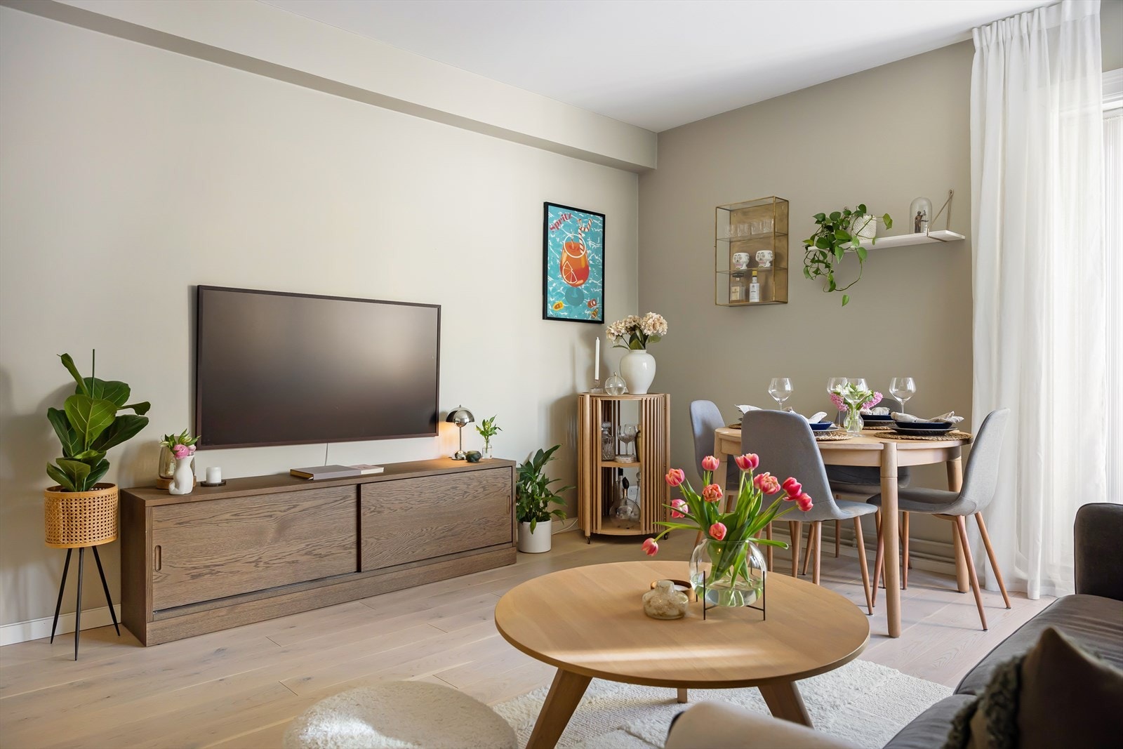 Gulvet er belagt med flott enstavs hvitpigmentert eikeparkett, mens veggene er malt i delikate, lune fargetoner - et perfekt utgangspunkt for å skape ditt drømmehjem med personlige møbler og detaljer. Galleribilde