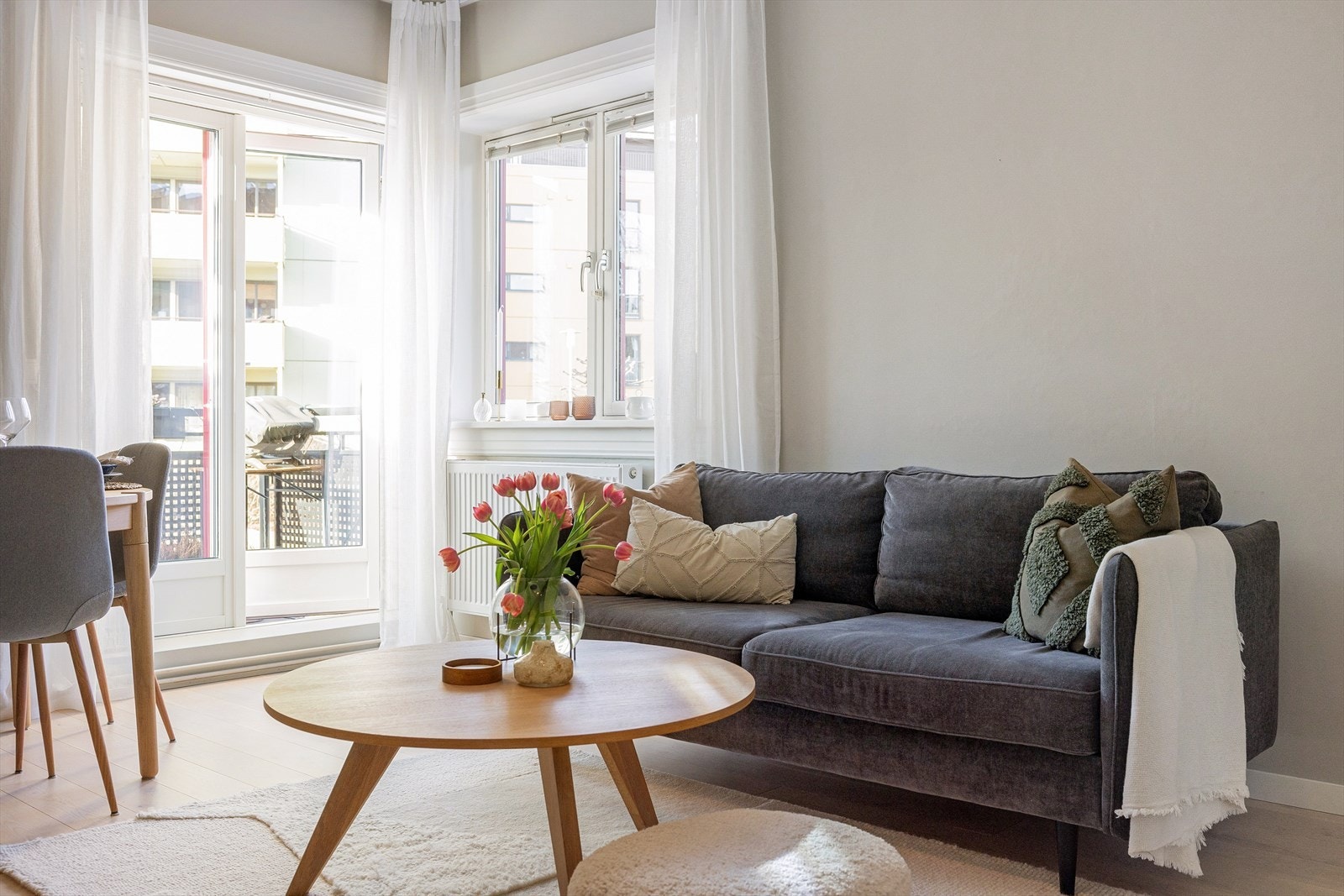 Den gjennomtenkte planløsningen gir fleksible møbleringsmuligheter med god plass til sofagruppe, TV-møbler og spisebord. Galleribilde