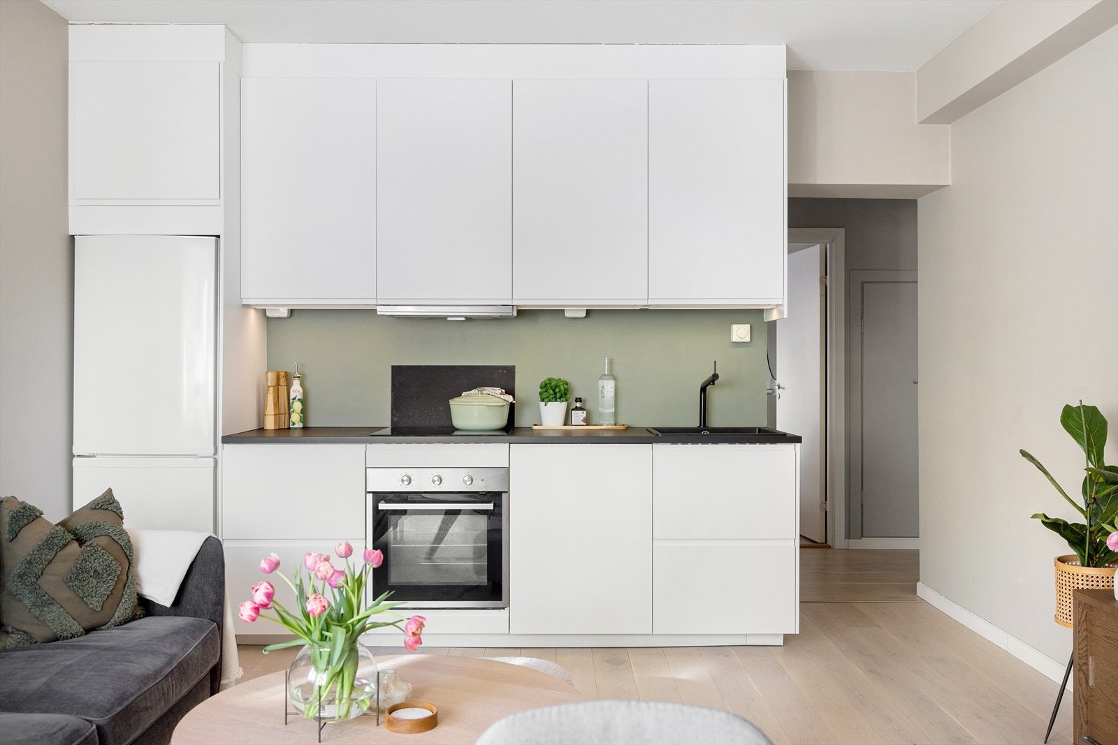 Lys er installert under overskapene, og det er glassfelt på veggen over stekesonen. Galleribilde