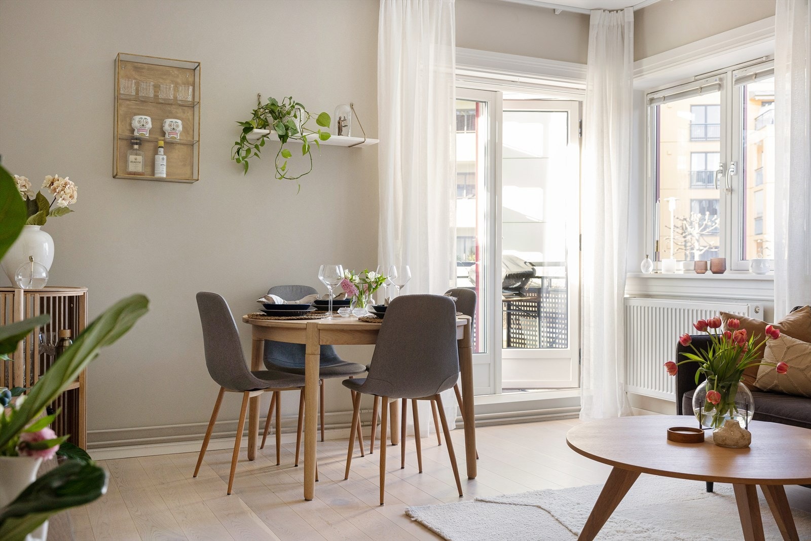 Stuen er lys og romslig, med store vindusflater som slipper inn rikelig med naturlig lys. Galleribilde