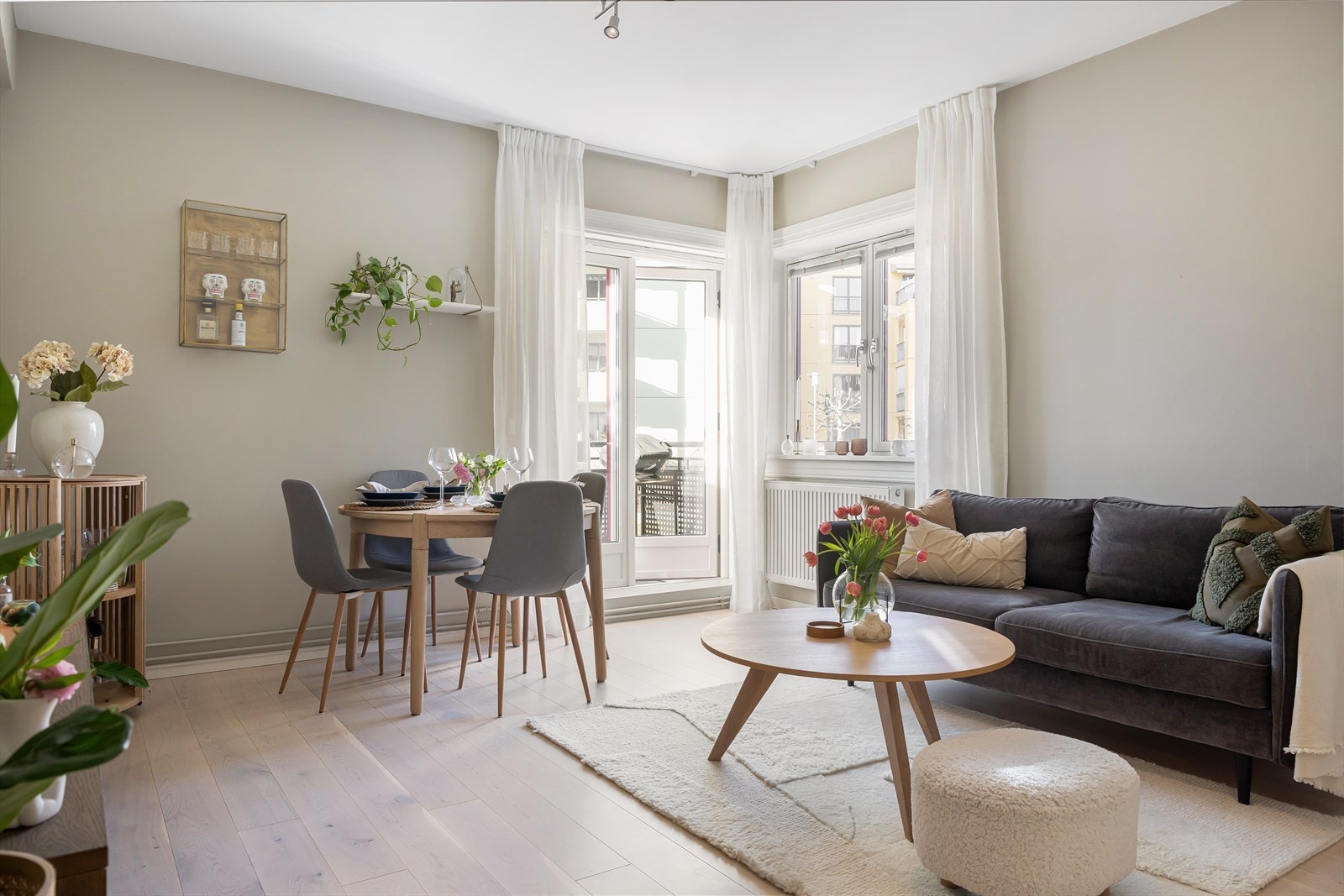 Leiligheten ble oppusset i 2020 med nytt kjøkken, nymalte og sparklede vegger, nymalt himling, 1-stavs parkett og oppgradert el-anlegg. Galleribilde