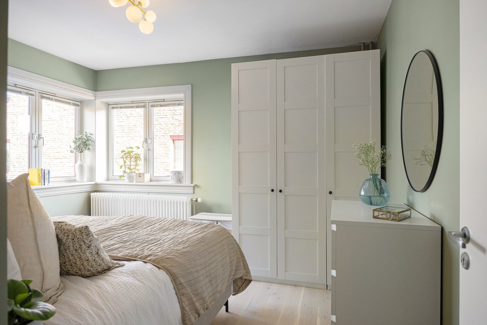 Hovedsoverommet er romslig, med plass til dobbeltseng, nattbord og tilhørende møbler. Galleribilde