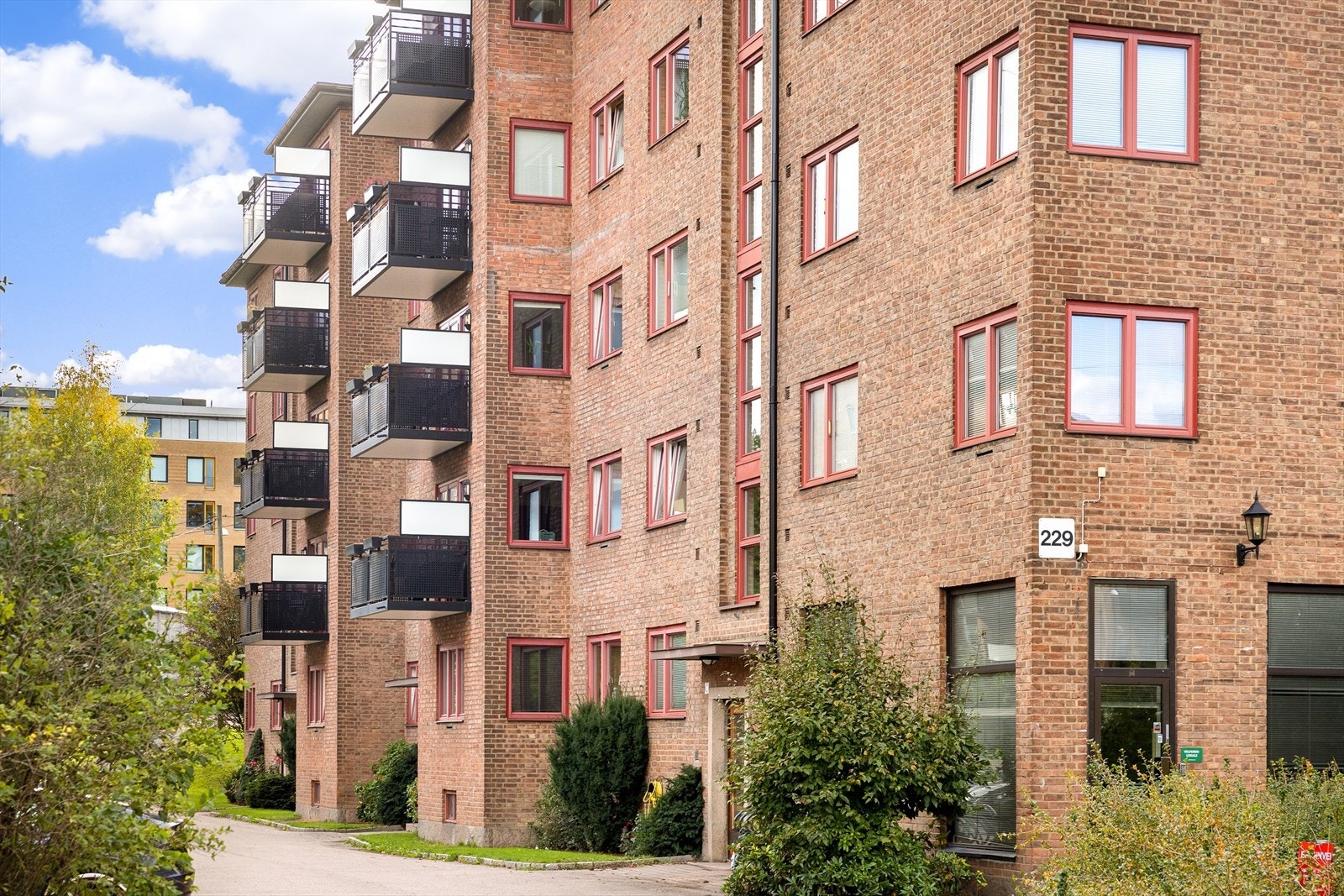 Per nå er det seks ladeplasser for elbil på eiendommen, tilgjengelige etter førstemann til mølla-prinsippet. Galleribilde