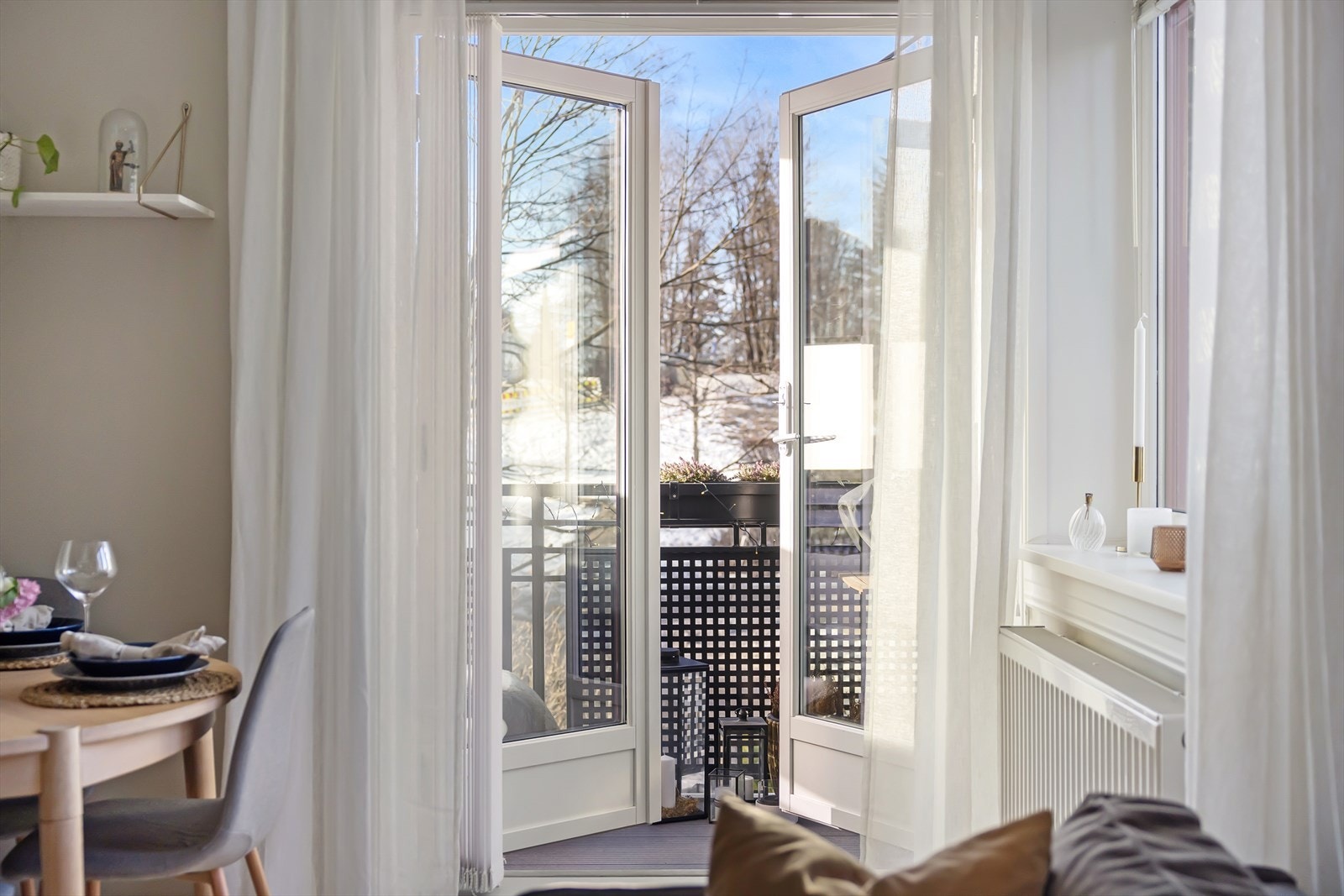 Fra stuen er det utgang til en herlig vestvendt balkong på ca. 4,2 m² med utmerkede solforhold. Galleribilde