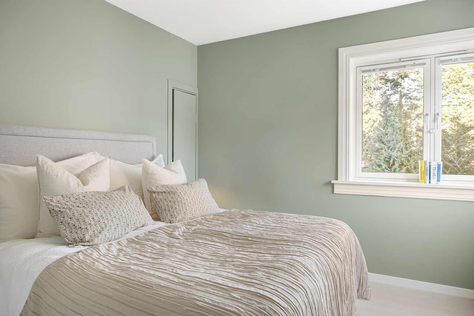 De lune fargevalgene på veggene, sammen med store vindusflater, skaper en lys og behagelig atmosfære. Galleribilde