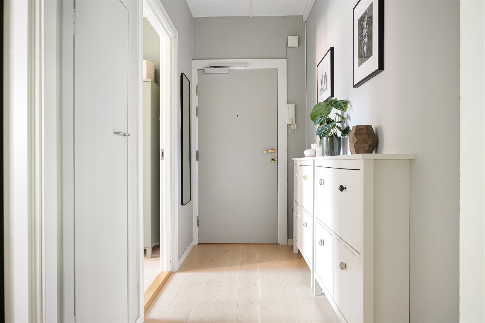 Leiligheten har en innbydende entré som gir et umiddelbart godt førsteinntrykk. Galleribilde