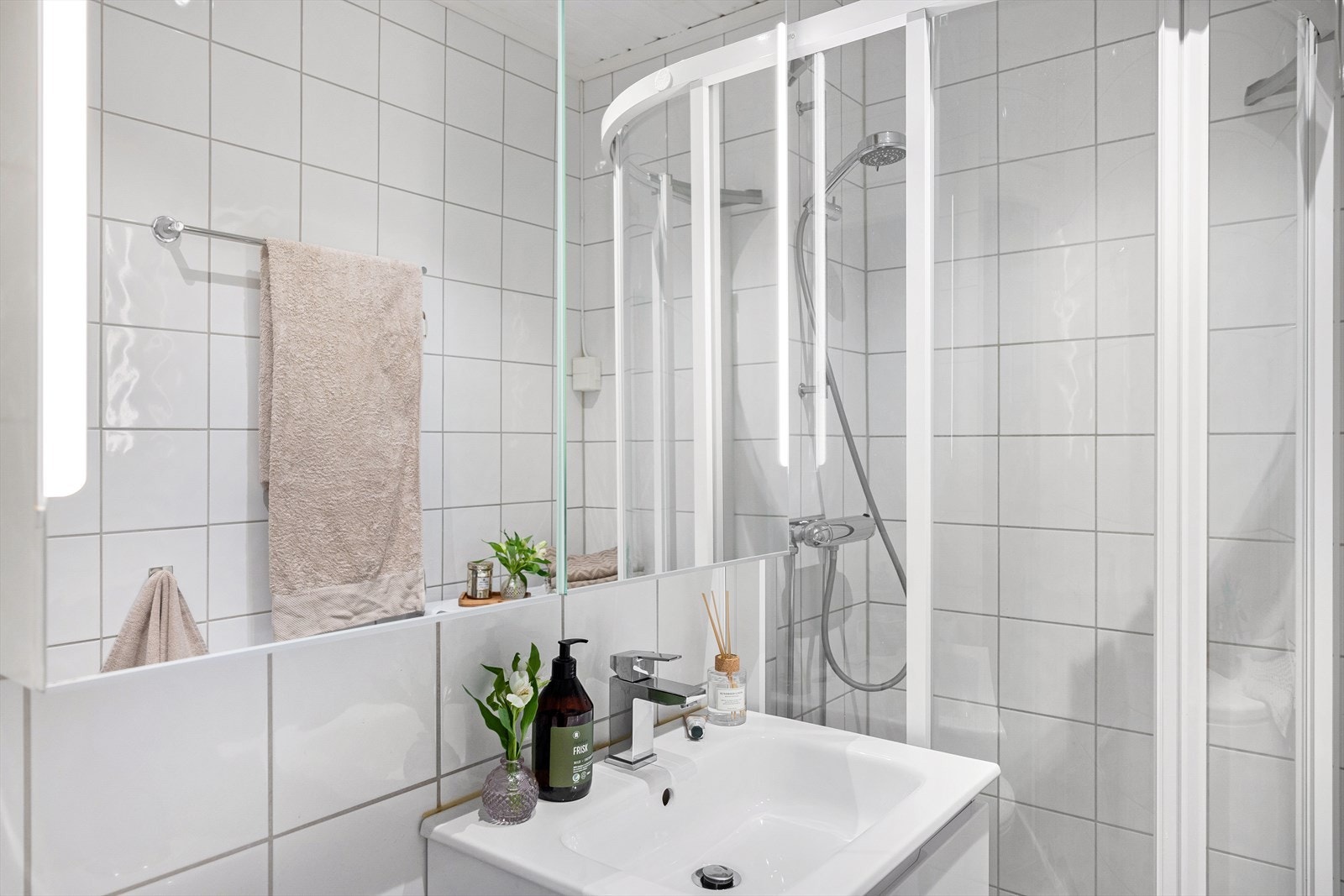 Det er gulvmontert klosett og opplegg for vaskemaskin. Dusjhjørnet har skyvedører, sluk og termostatstyrt blandebatteri. Galleribilde