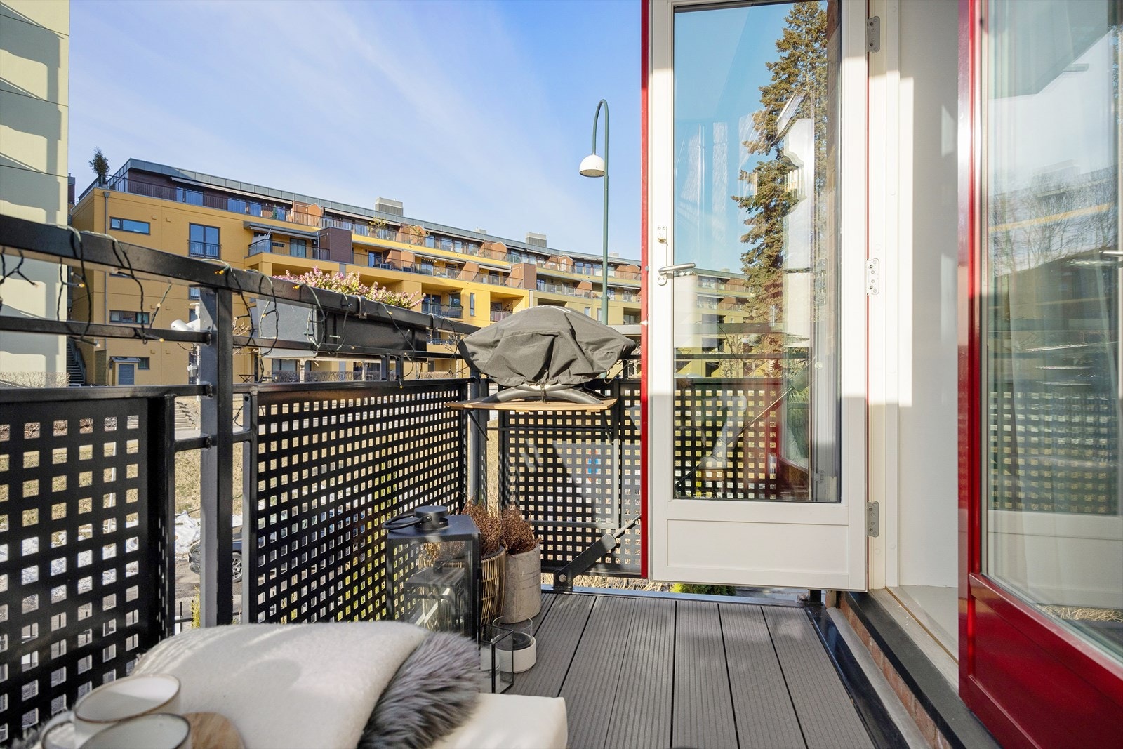 Her kan du enkelt skape en koselig uteoase med utemøbler, beplantning og en gassgrill. Galleribilde