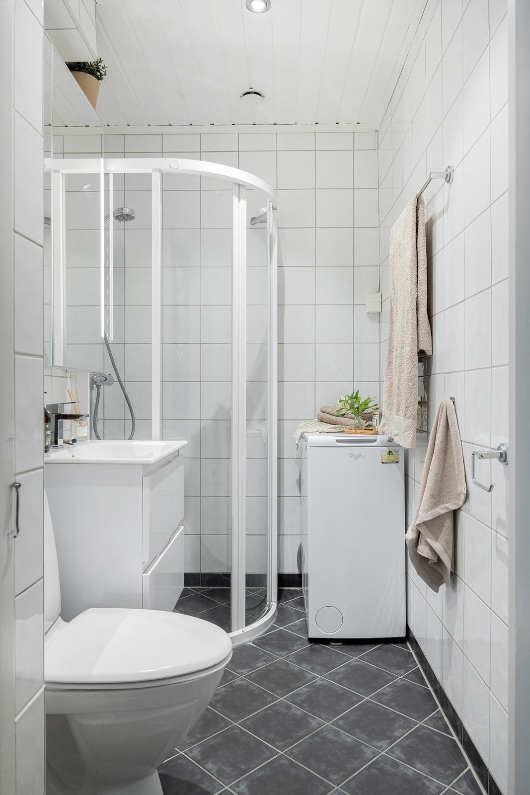 Pent flislagt baderom med downlights i himlingen og gulvvarme. Baderommet ble totalrenovert i 2007 i regi av borettslaget. Galleribilde