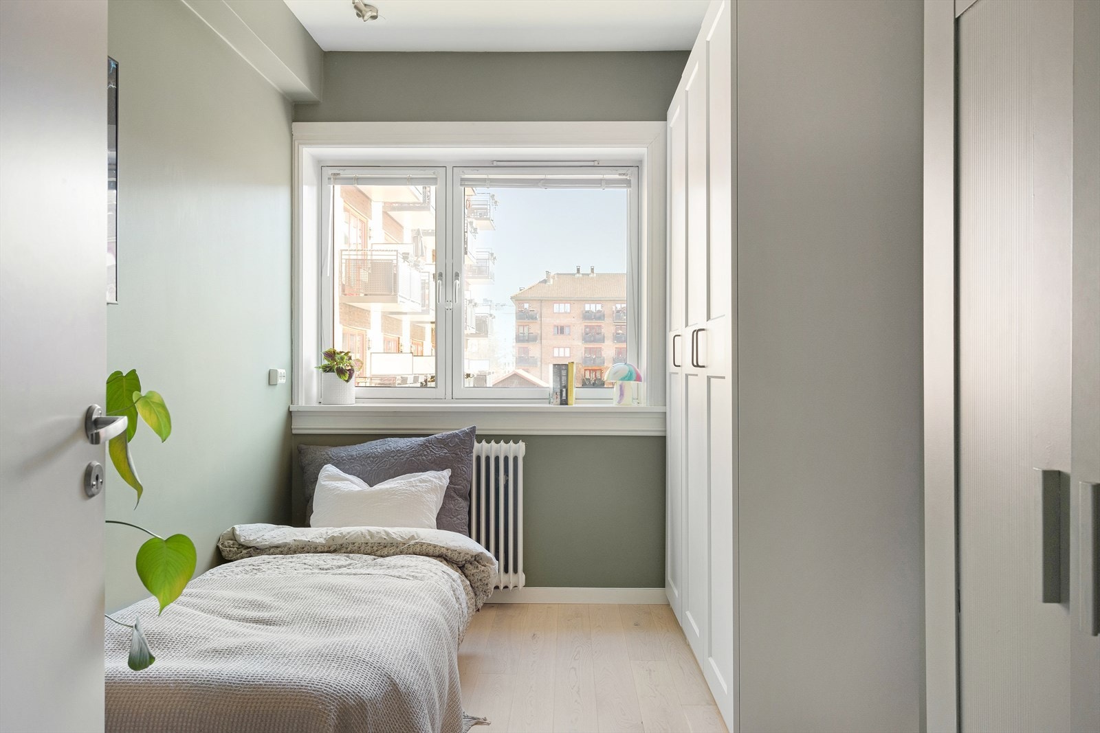 Soverom 2 har plass til både seng og øvrige møbler. I tillegg byr rommet på gode oppbevaringsmuligheter med garderobeskap. Galleribilde