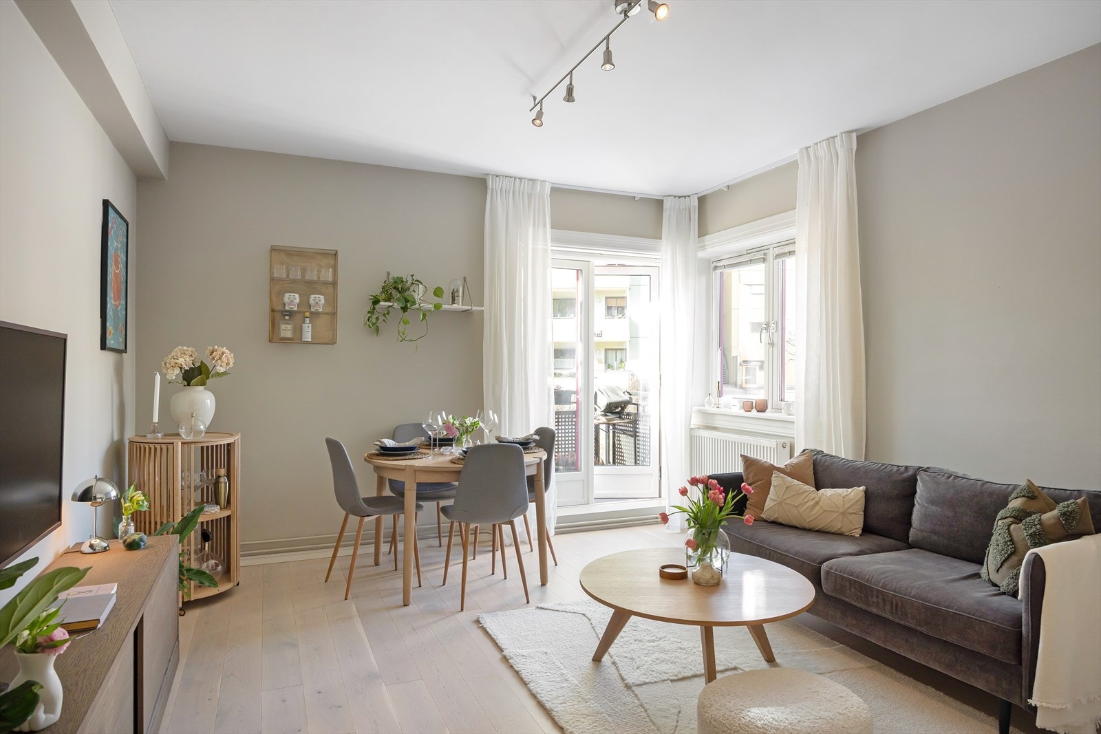 Velkommen til Maridalsveien 235D! Dette er en innbydende og lys 3-roms leilighet med en urban beliggenhet i Nydalen/Bjølsen, perfekt for deg som ønsker enkel tilgang til byens mange fasiliteter. Galleribilde