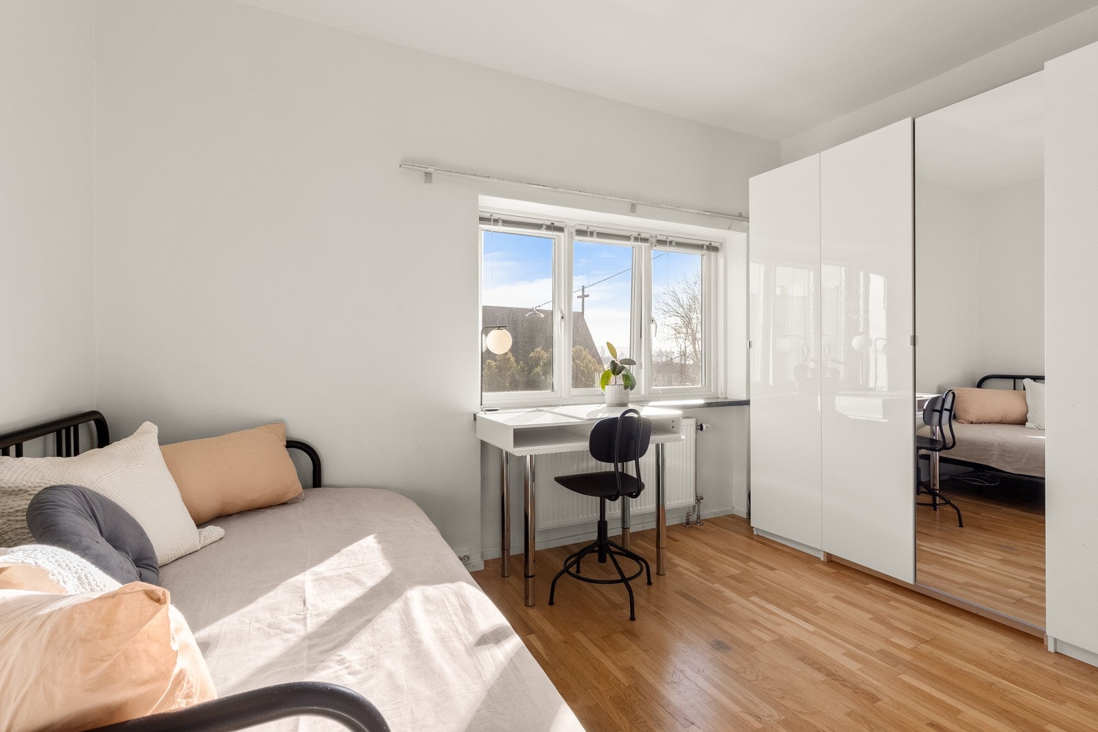 Hybelen har store vindusflater sørger for en god romfølelse. Galleribilde