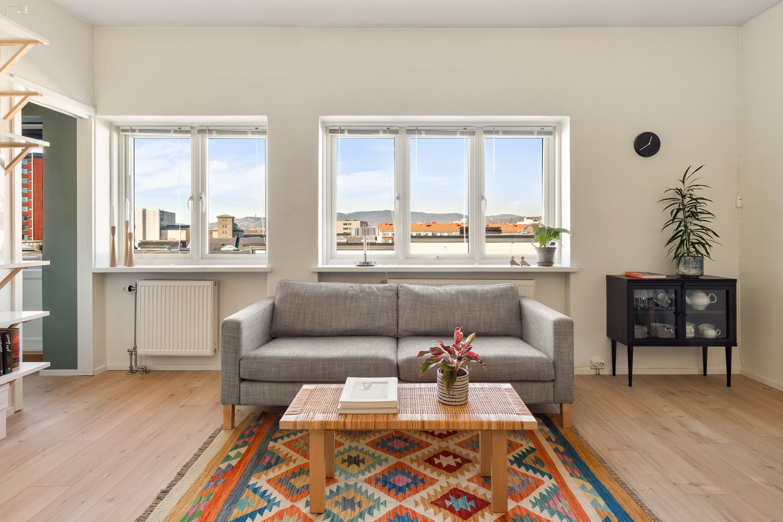 Store vindusflater sørger for godt lysinnslipp og bidrar til god romfølelse. Galleribilde