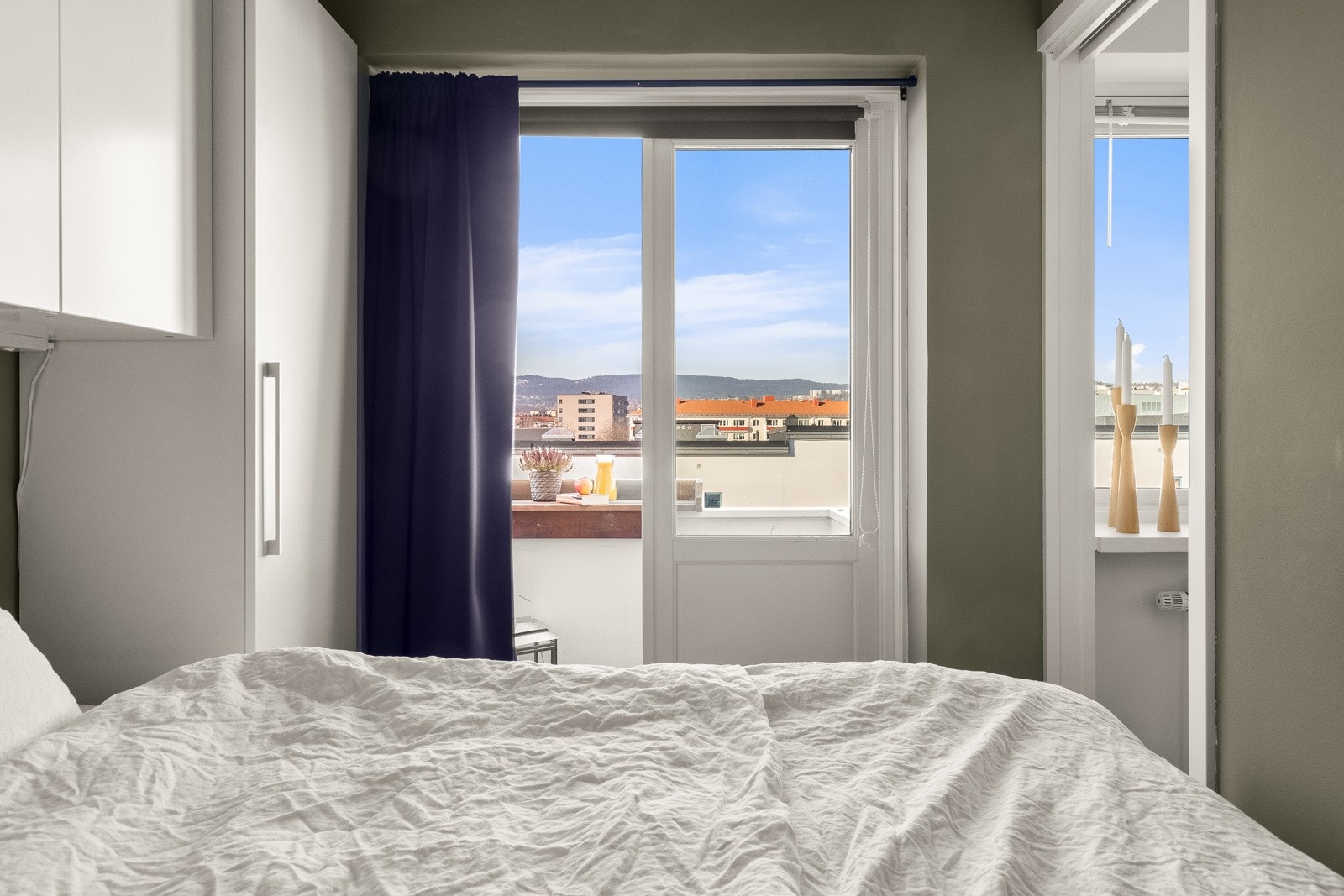 Her har man plass til seng og praktisk oppbevaring i stående og vegghengte garderobeskap. Galleribilde