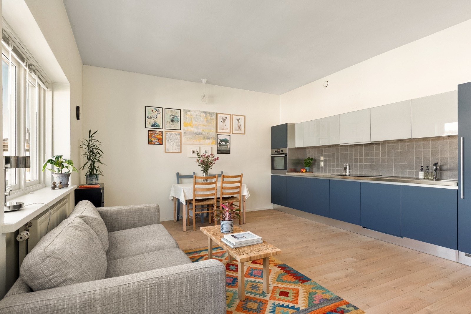 Romslig stue med god plass til sofaseksjon, mediemøblement og spisestue. Galleribilde