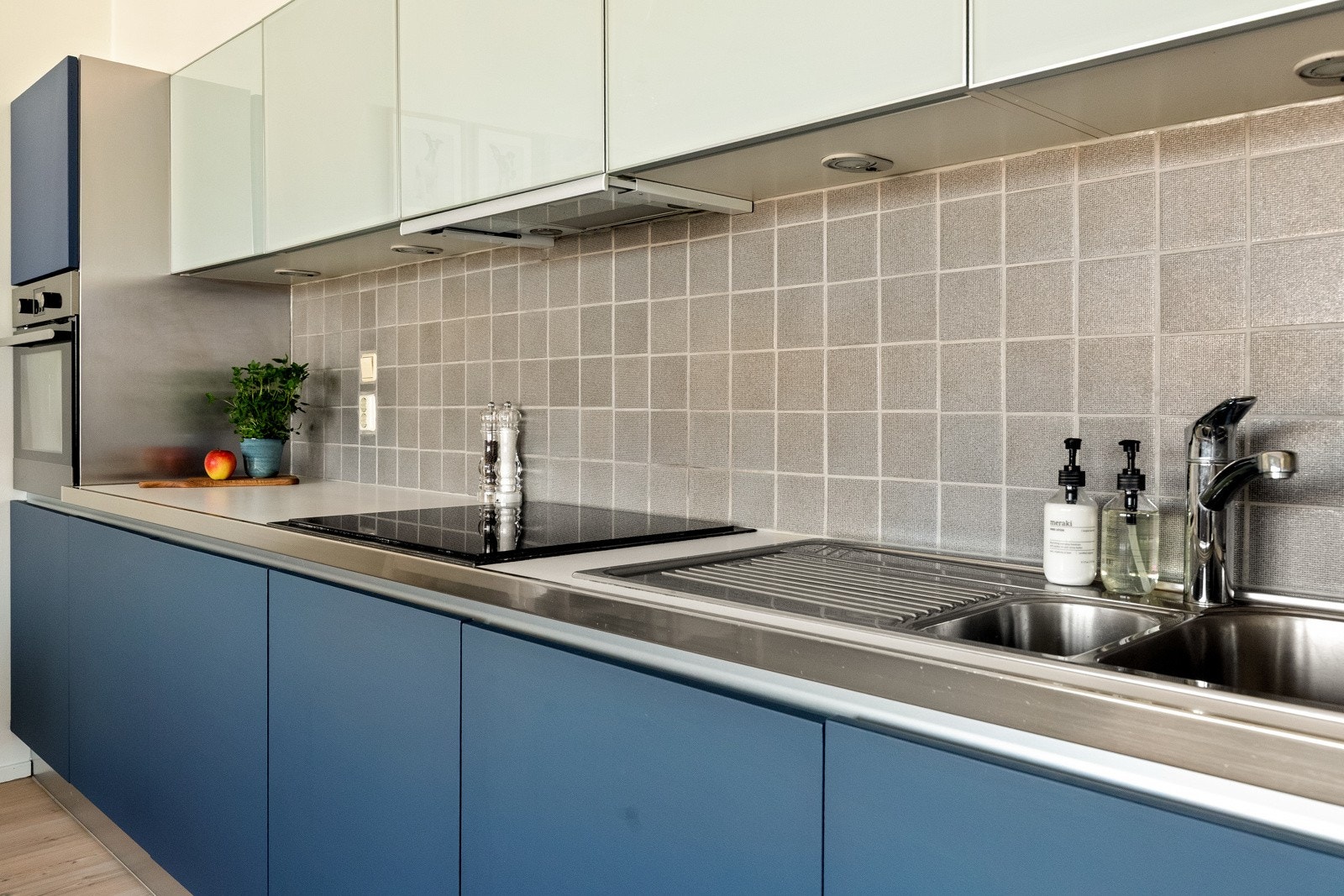 Innredningen har også integrerte hvitevarer som koketopp, stekeovn, oppvaskmaskin og kjøle-/fryseskap. God benkeplass og nedfelt vask. Galleribilde