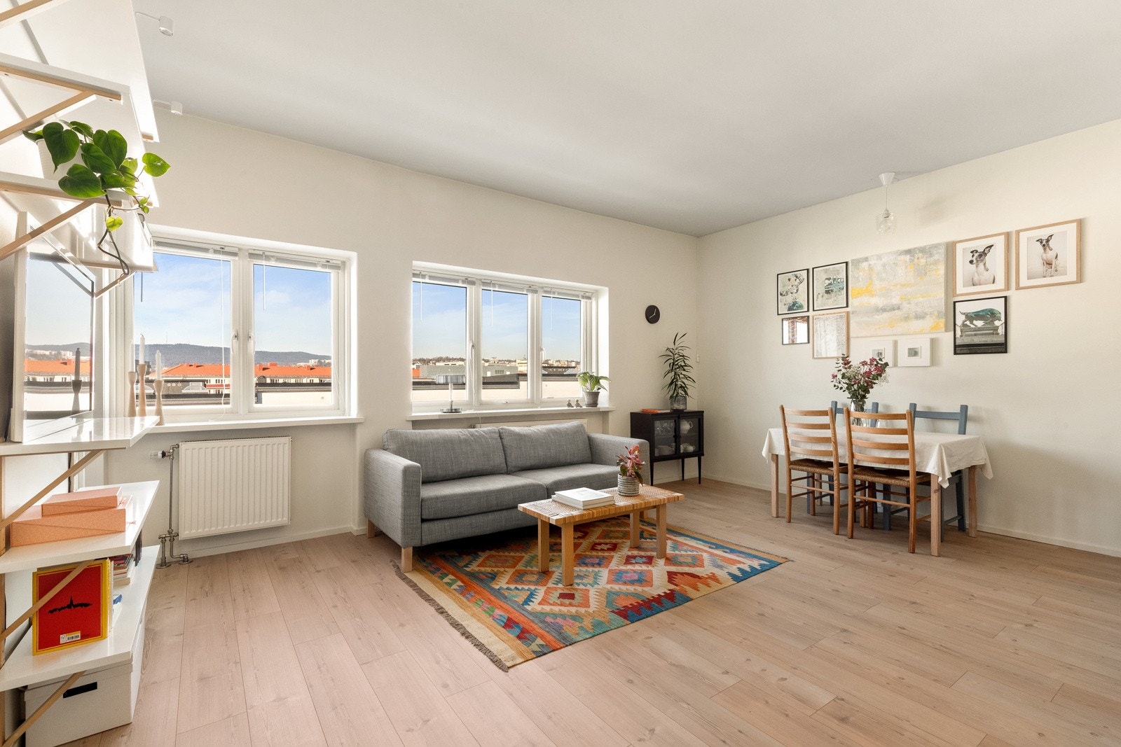 Flott 2-roms leilighet med tilknyttet hybel på ca. 16 kvm og solrik, nordvestvendt balkong. Galleribilde