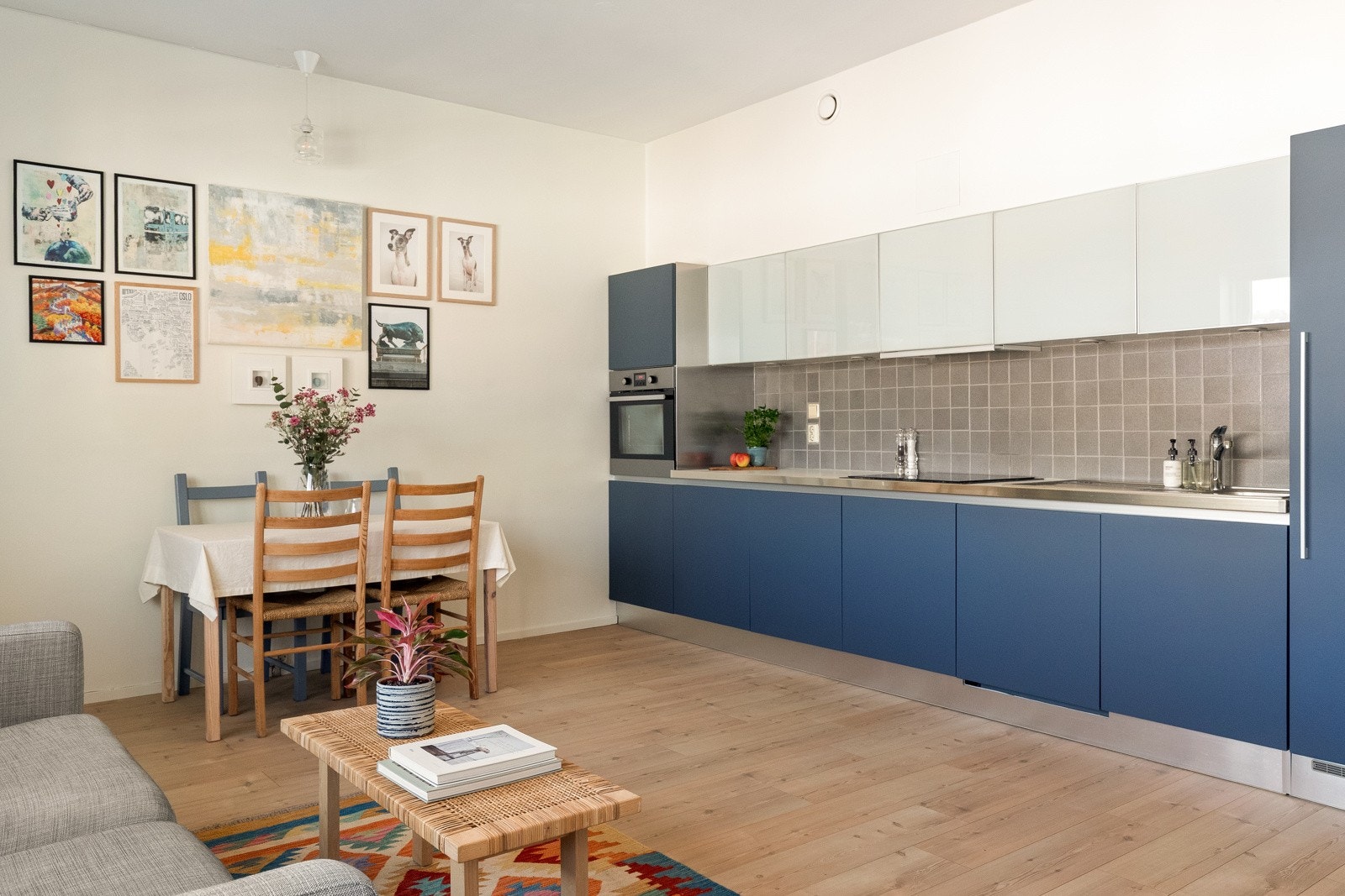 Pent og velholdt kjøkken fra Aster med gode oppbevaringsmuligheter i over- og underskap. Galleribilde