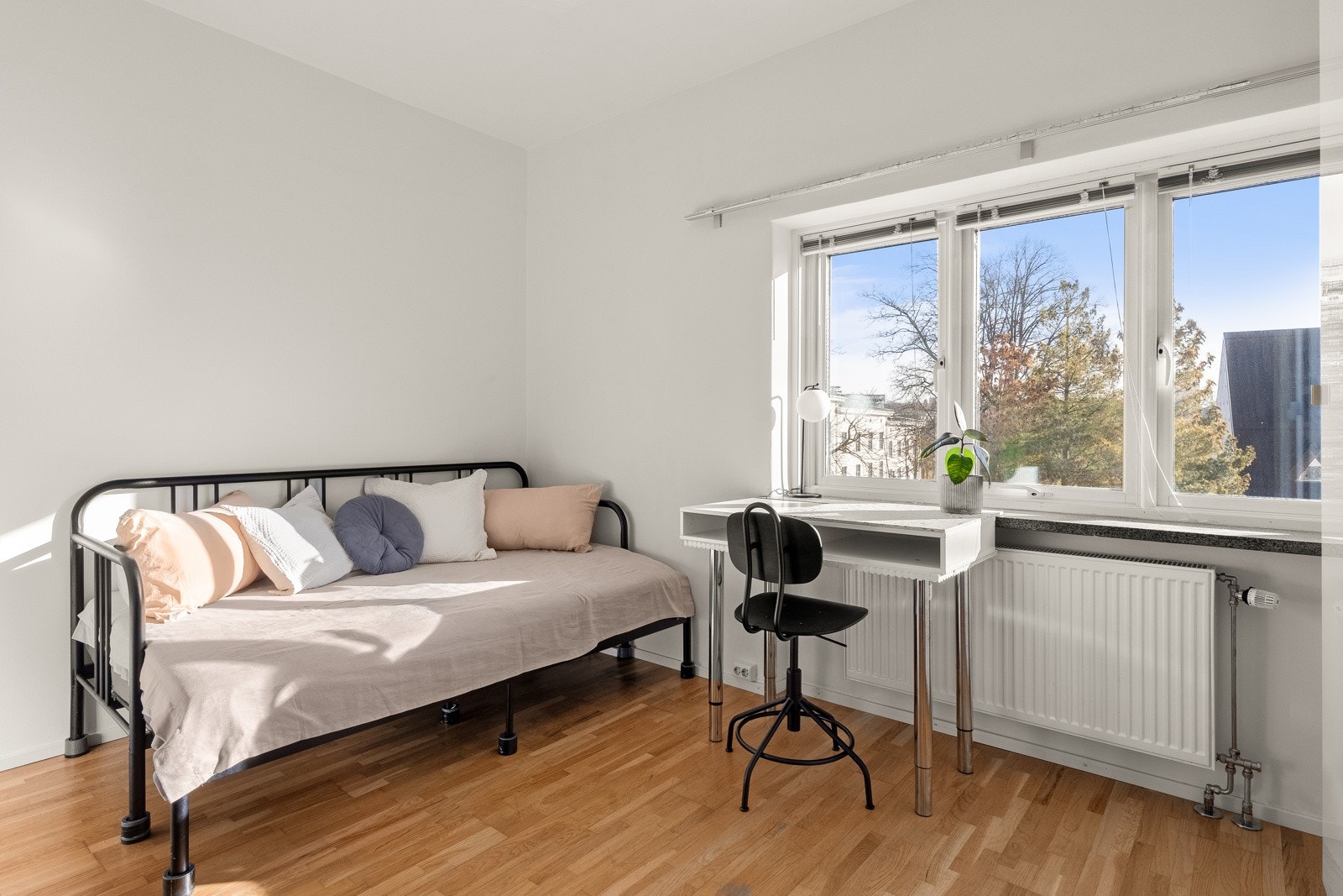 Hyblelen har et pent oppholdsrom med plass til å innrede med møblement som seng, sofaseksjon og spiseplass. Galleribilde