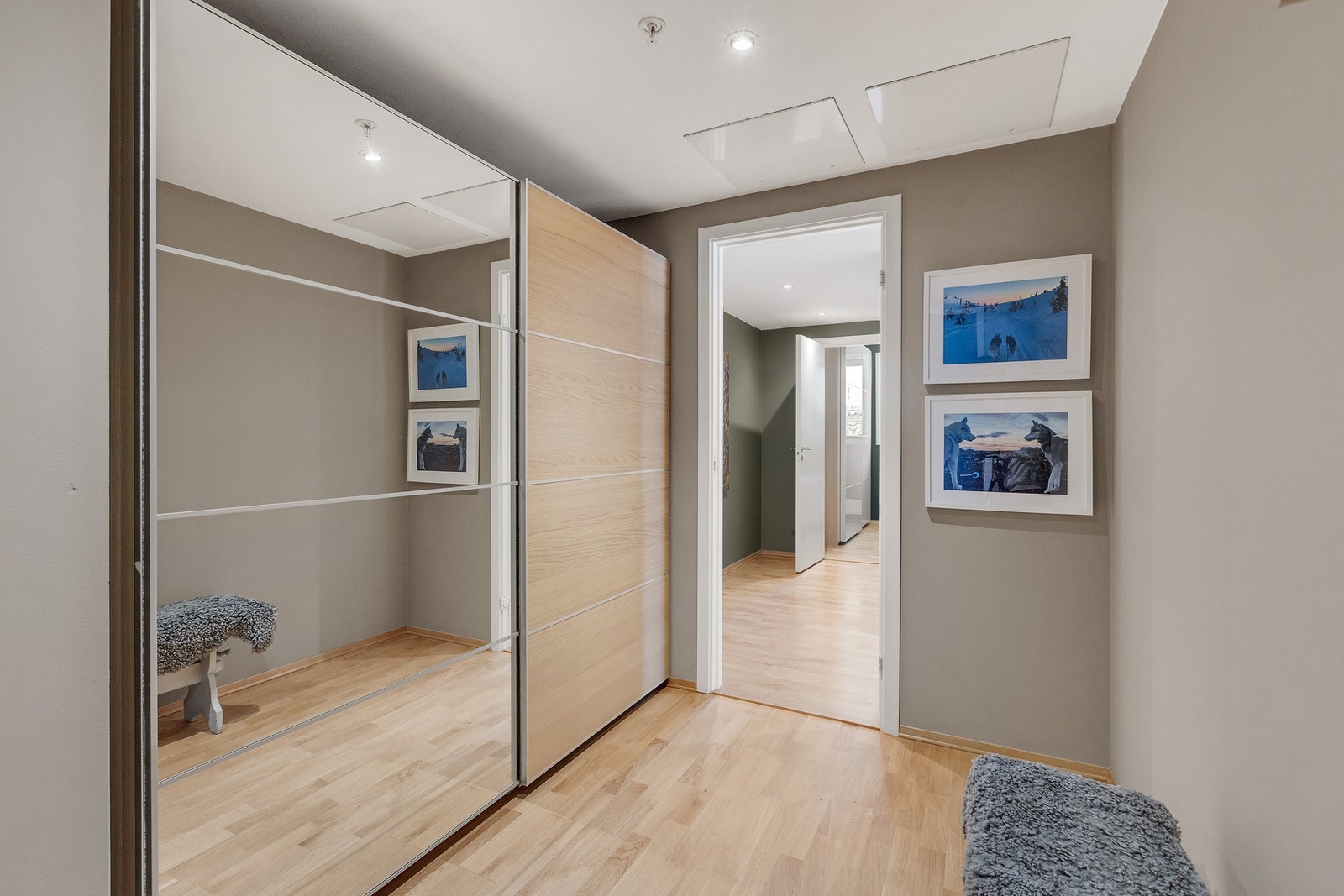 Stort garderobeskap Galleribilde