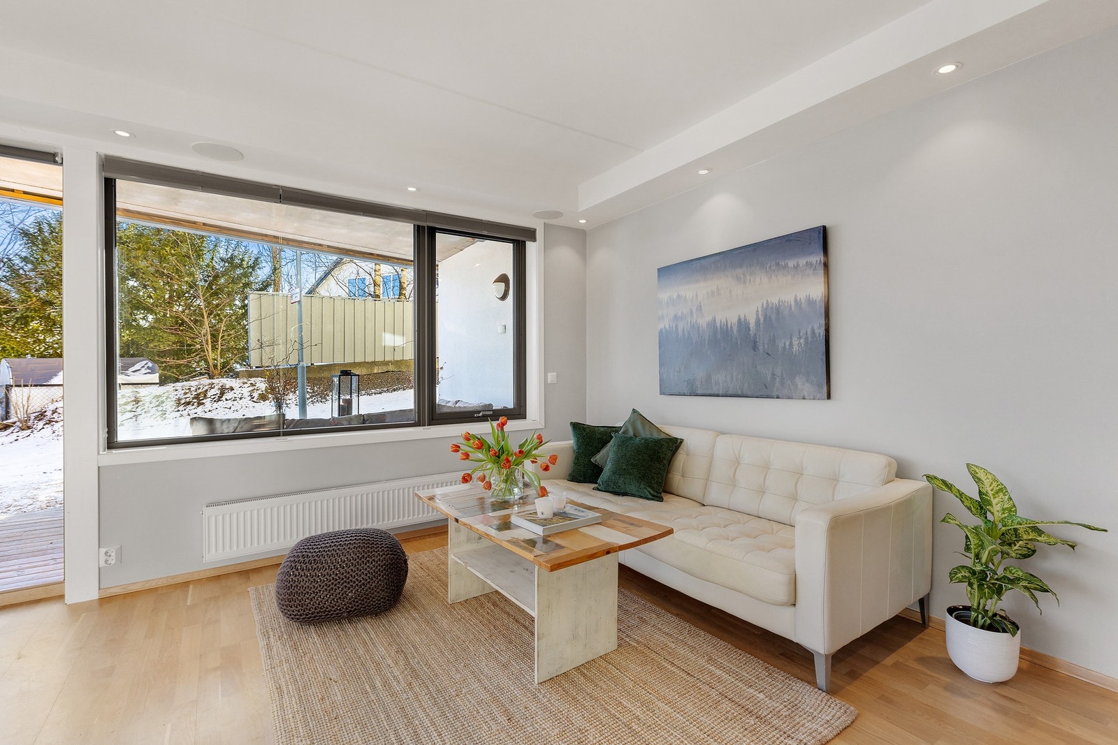 Utgang til terrassen fra stuen . Muligheter for å etablere ekstra soverom om ønskelig. Galleribilde