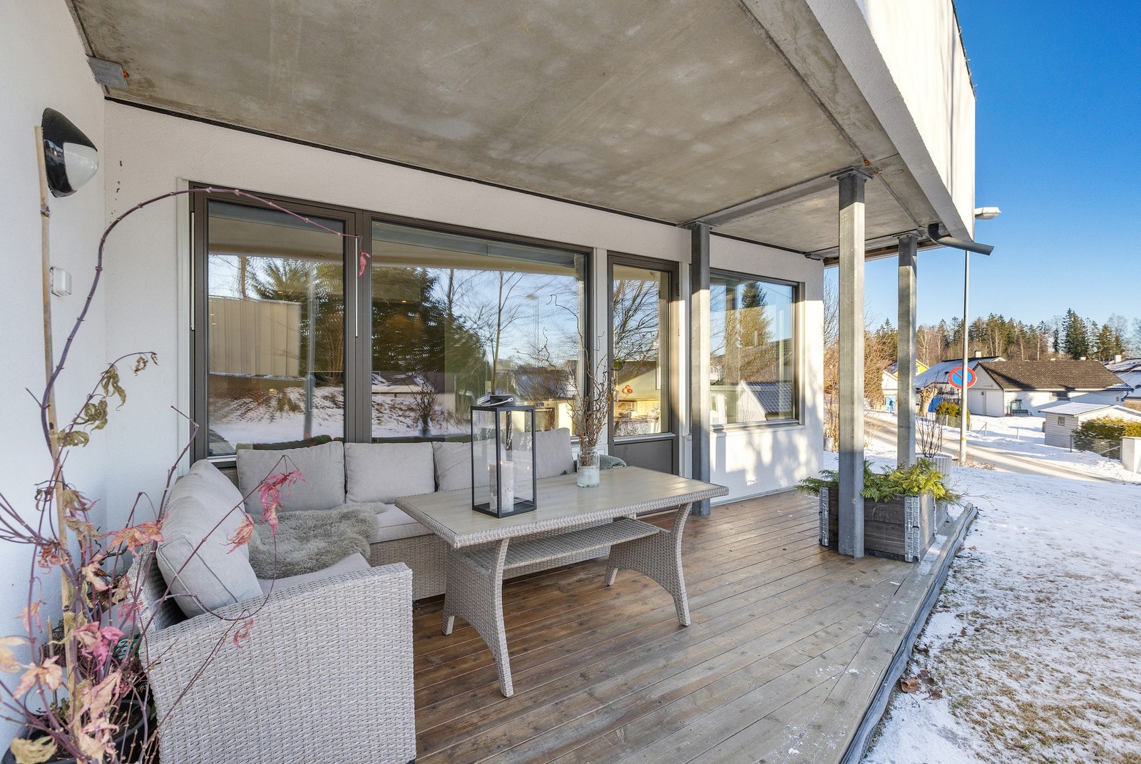 En lys og åpen 2- roms endeleilighet med markterrasse og godt med naturlig lysinnslipp. Galleribilde