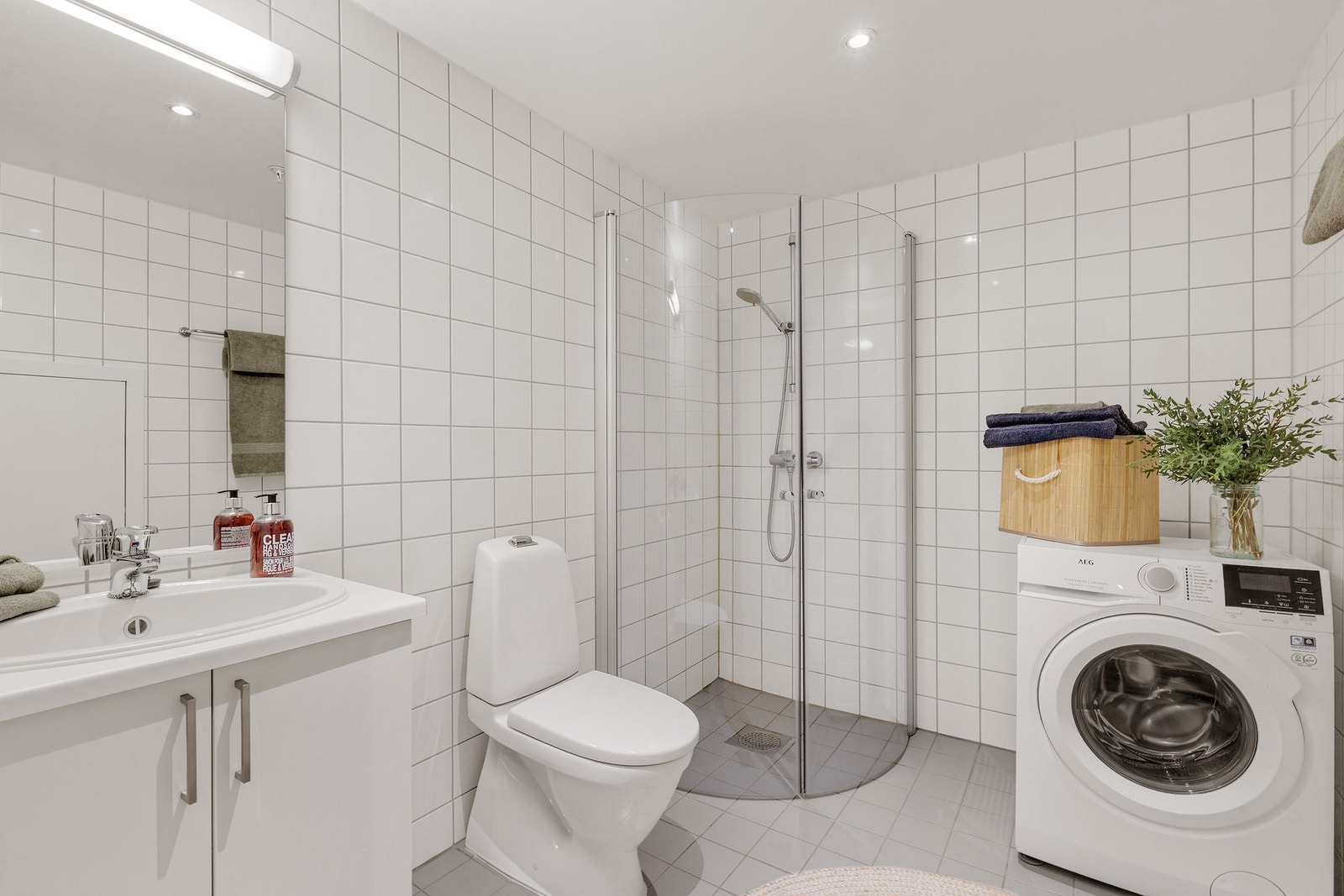 Bad med elektriske varmekabler og opplegg for vaskemaskin Galleribilde
