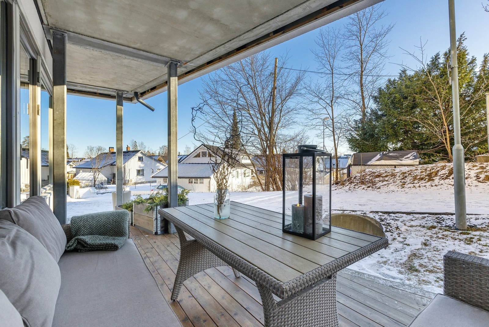 Usjenert markterrasse med lite innsyn. Galleribilde