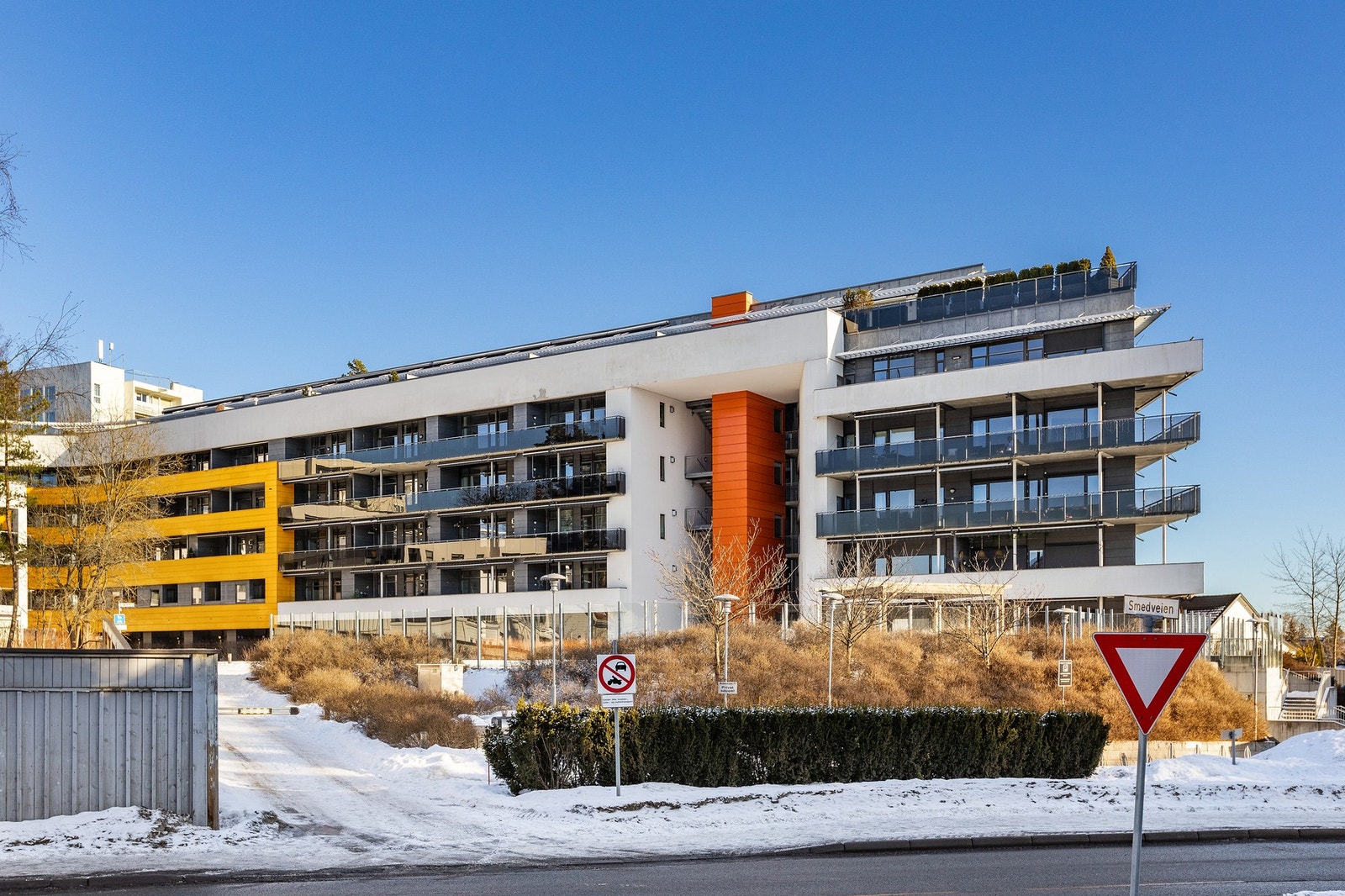 Sameiet har pent opparbeidede fellesområder med sittgrupper og pergola, grønt og frodg på sommerstid Galleribilde